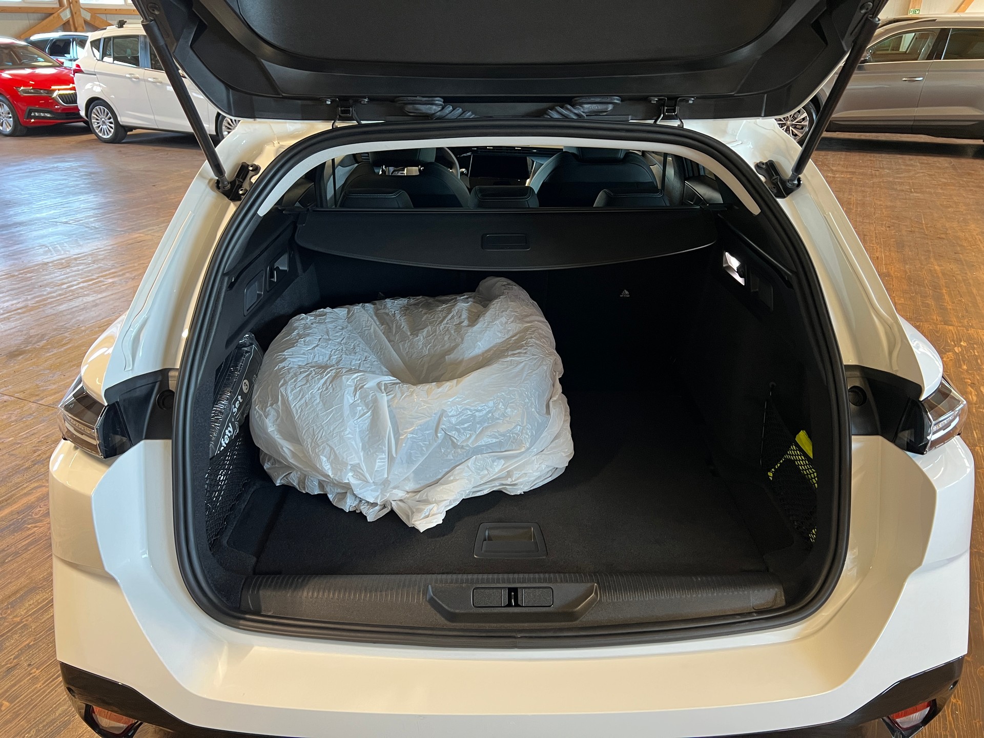 PEUGEOT 308 SW 1.5 BlueHDI Allure Pack EAT8-image-15