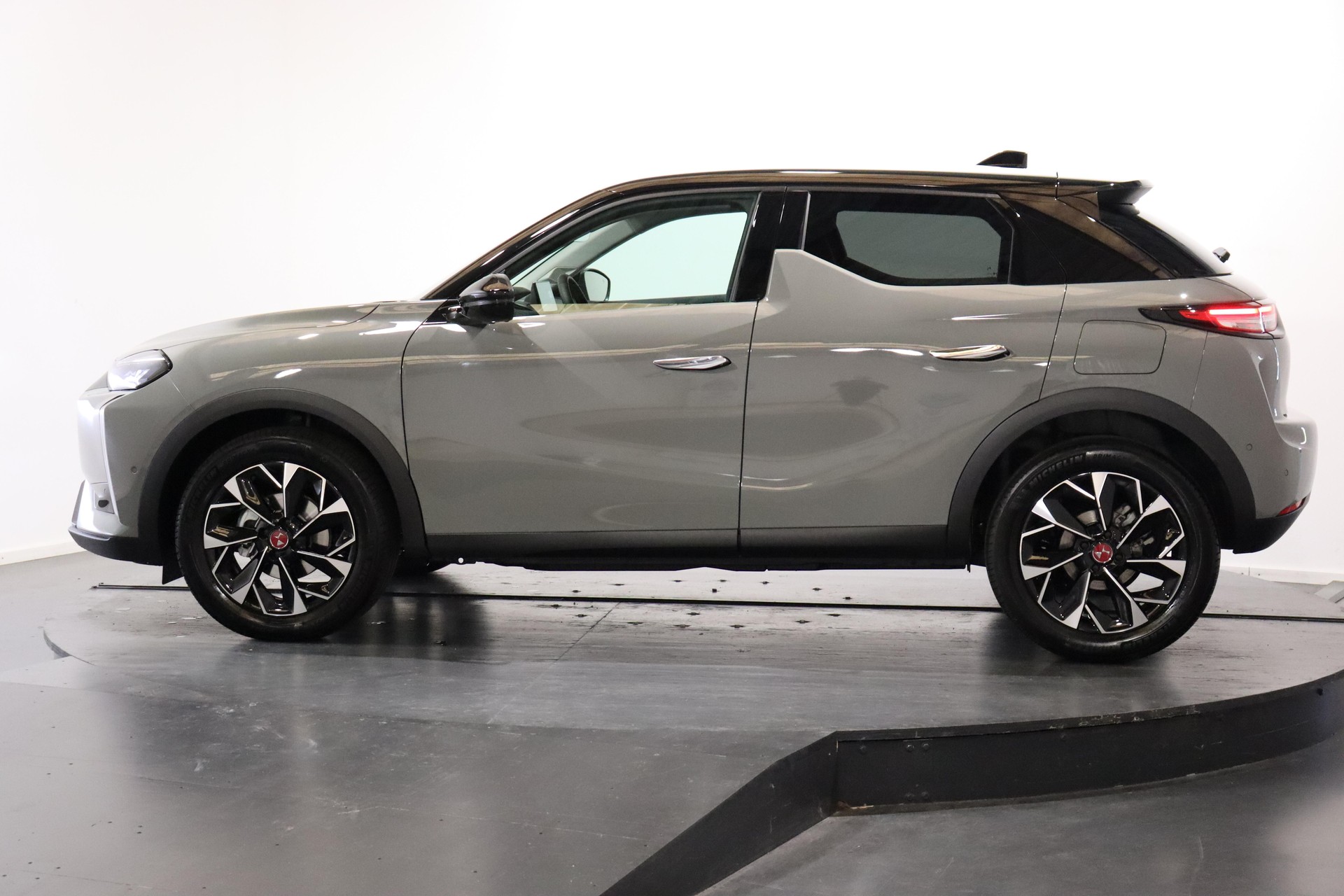 DS AUTOMOBILES 3 Crossback 1.2 PureTech 130 Ligne Noire-image-1