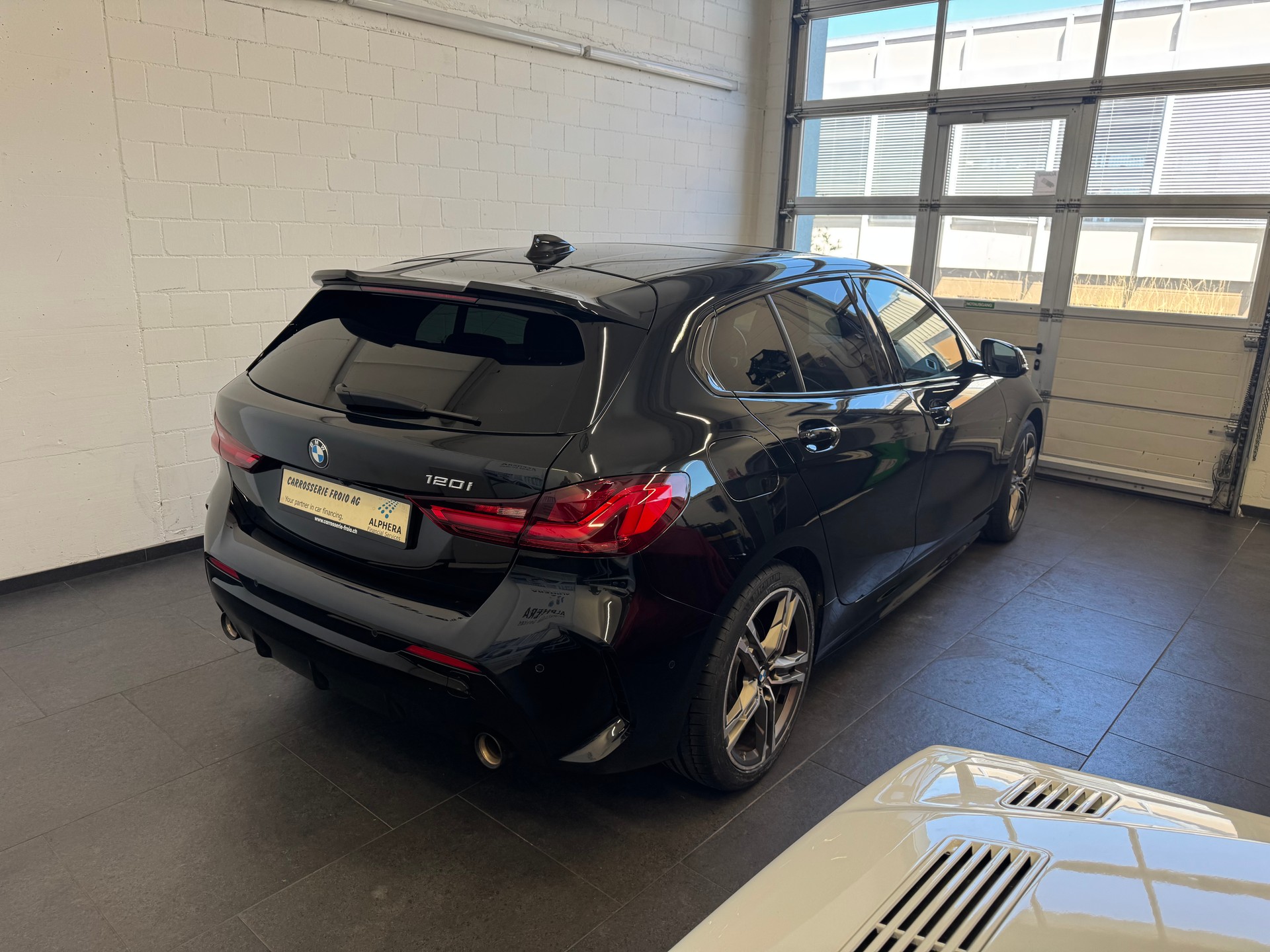 BMW 120i M Sport Steptronic-image-2