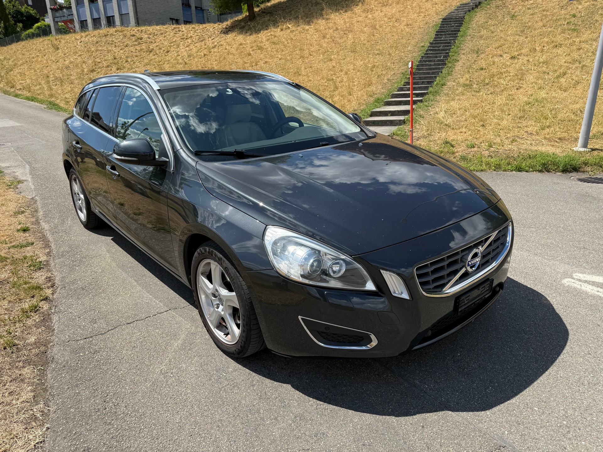 VOLVO V60-image-1
