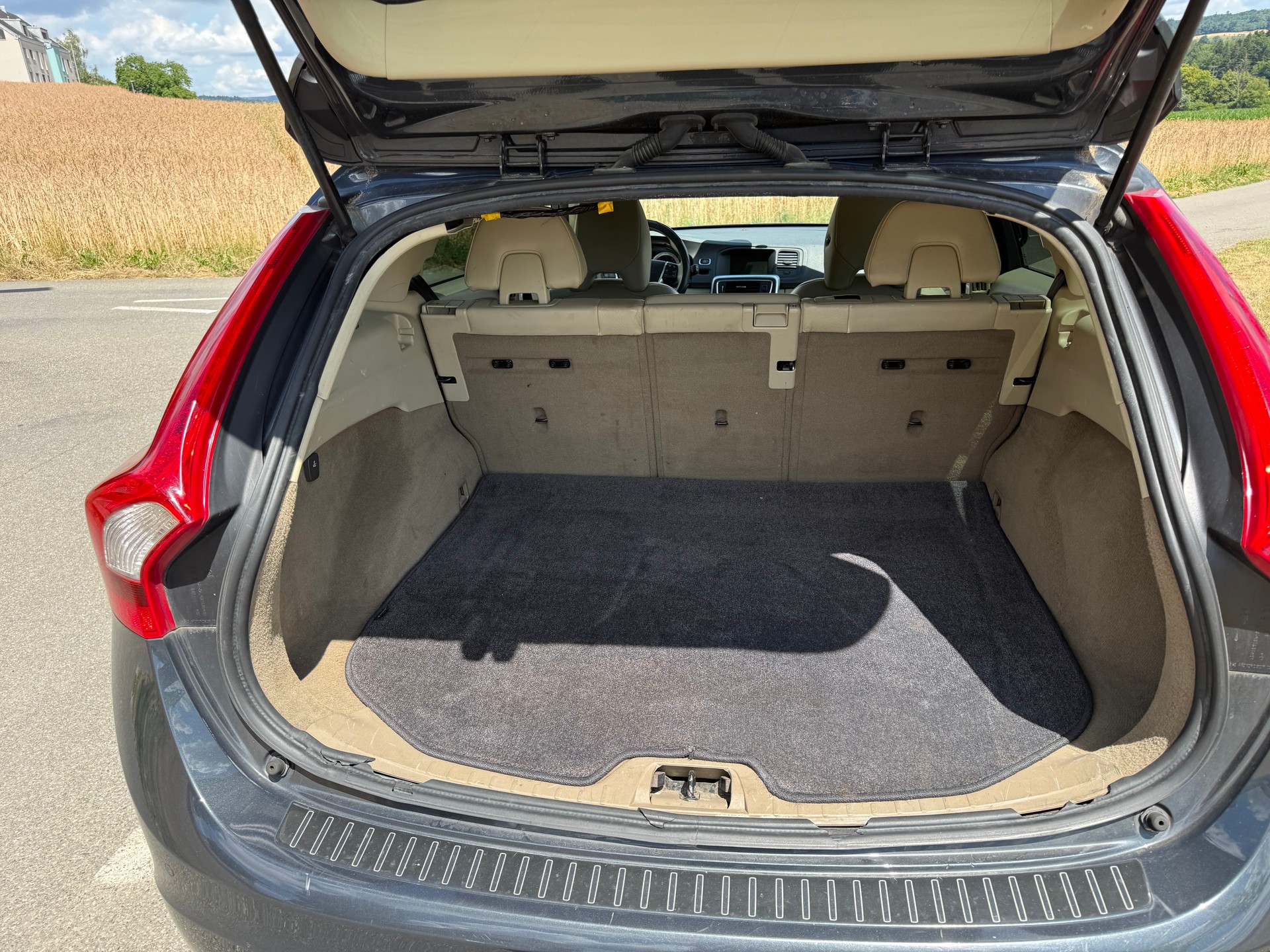 VOLVO V60-image-8