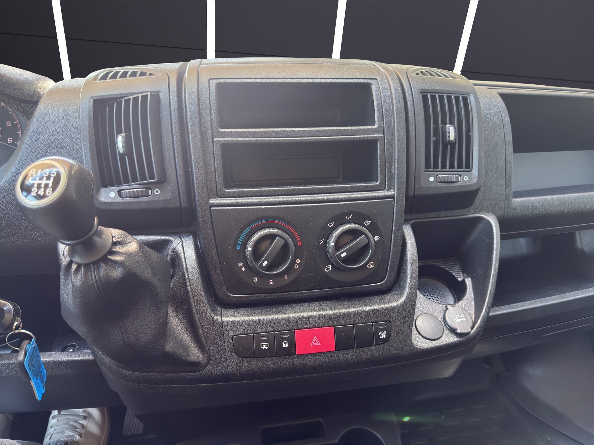 PEUGEOT Boxer 2.2 HDI 335 Pro Fourgon tôlé L2H2-image-8
