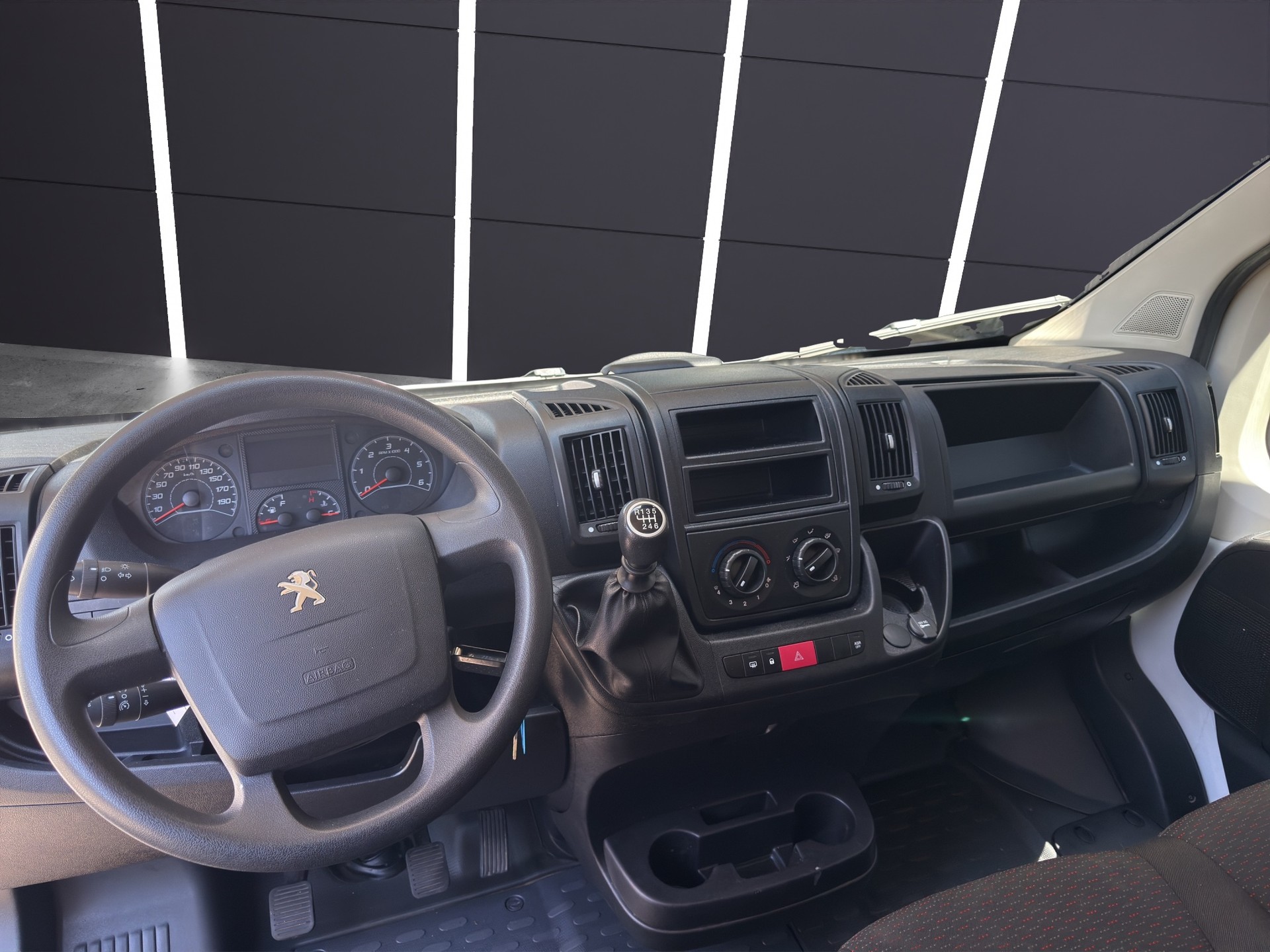 PEUGEOT Boxer 2.2 HDI 335 Pro Fourgon tôlé L2H2-image-6
