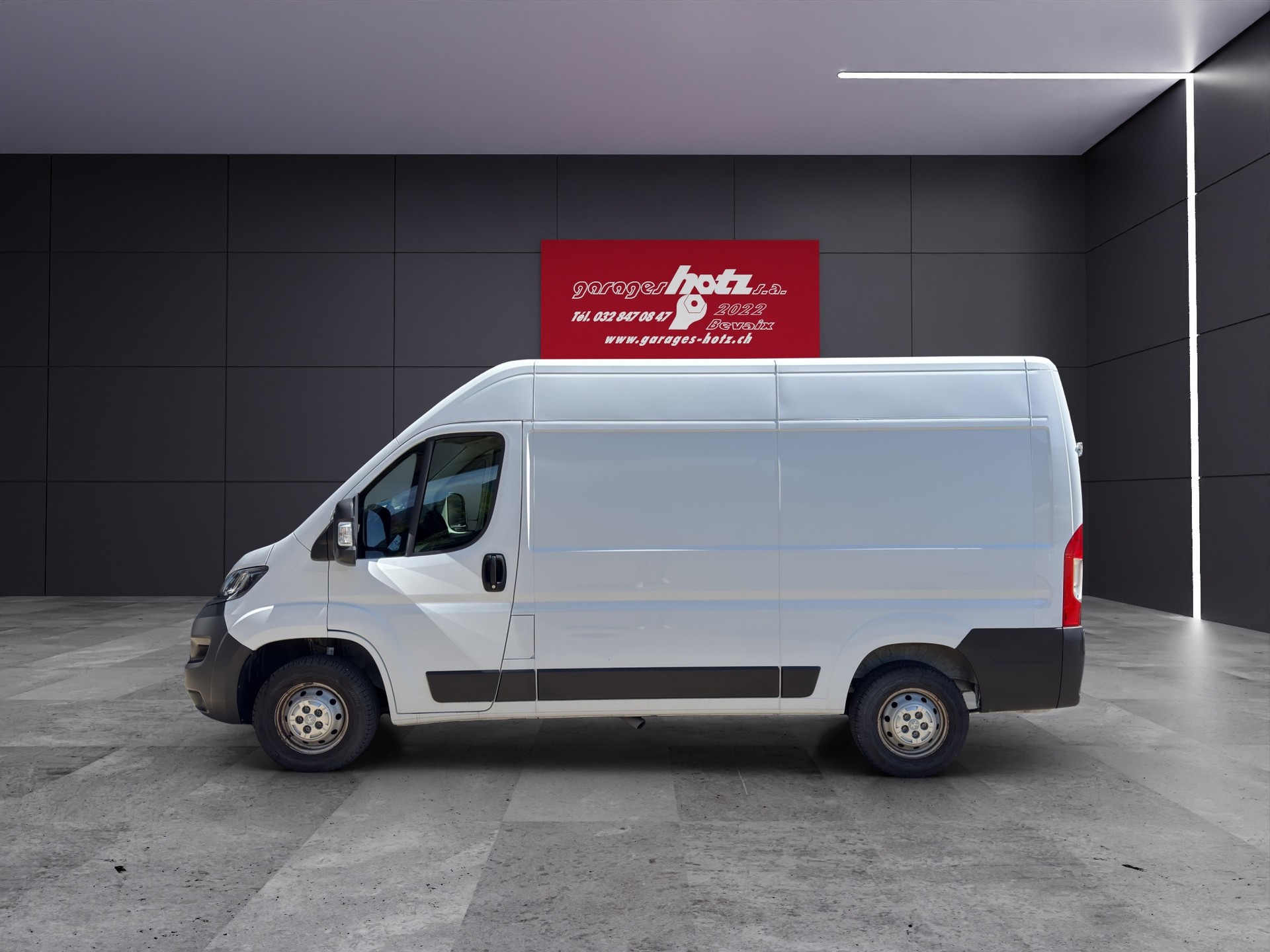 PEUGEOT Boxer 2.2 HDI 335 Pro Fourgon tôlé L2H2-image-1