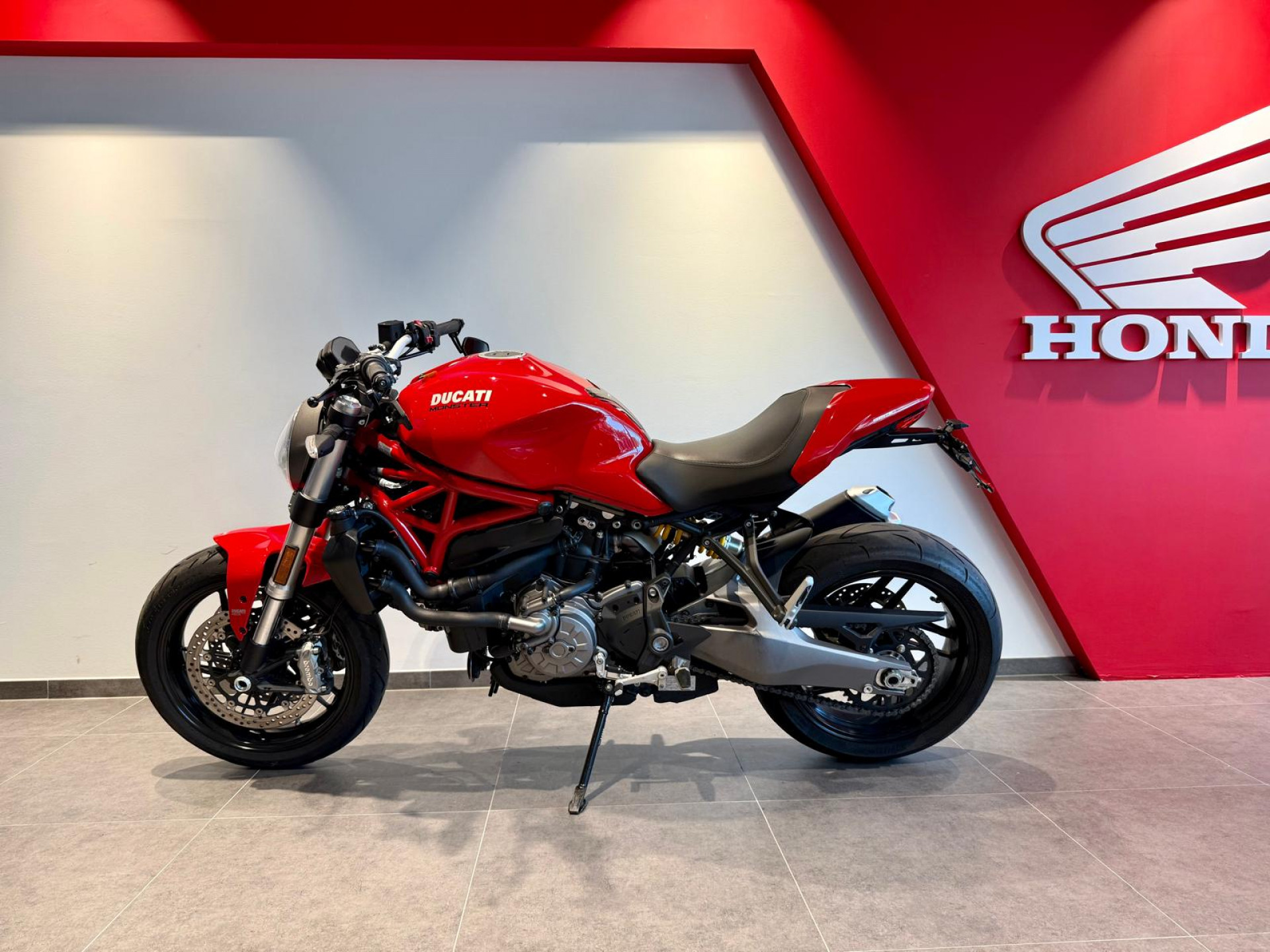 DUCATI Monster 821-showroom-element-1