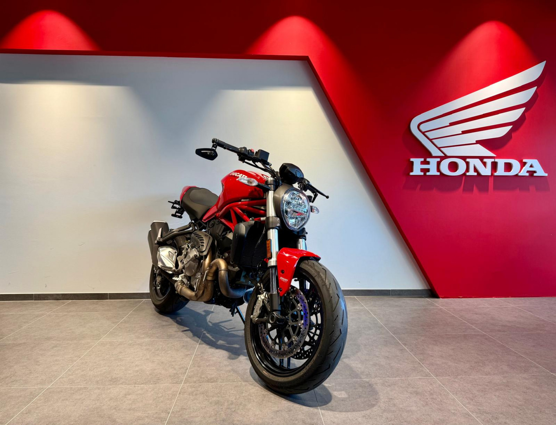 DUCATI Monster 821