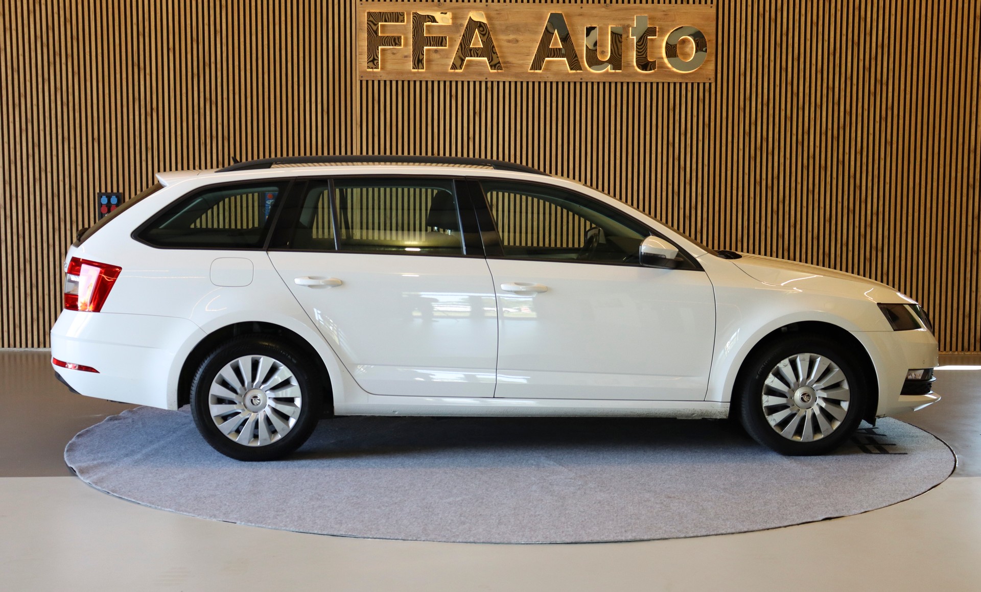 SKODA Octavia Combi 2.0 TDI 184 PS Ambition 4x4 DSG-image-5