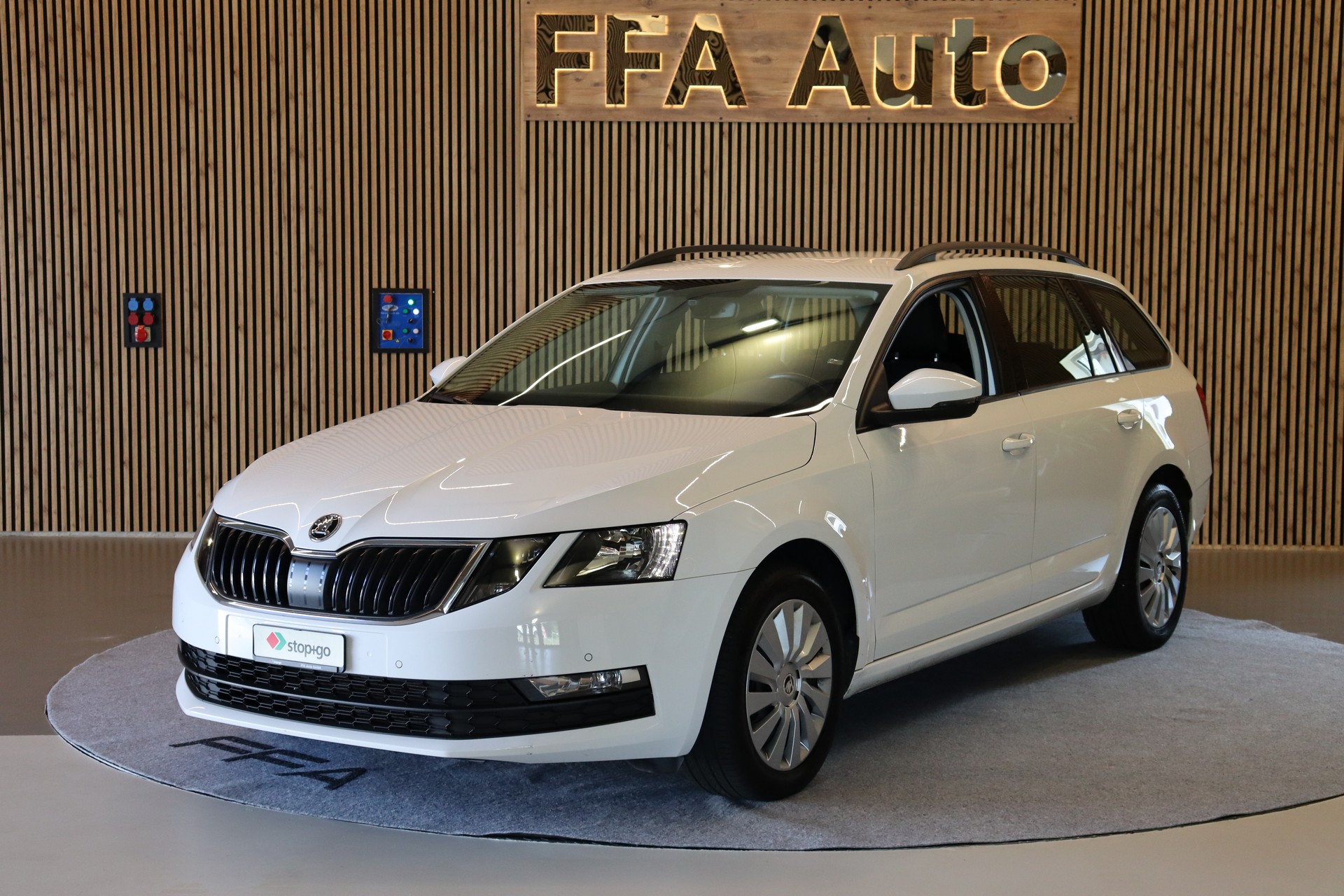 SKODA Octavia Combi 2.0 TDI 184 PS Ambition 4x4 DSG-image-0