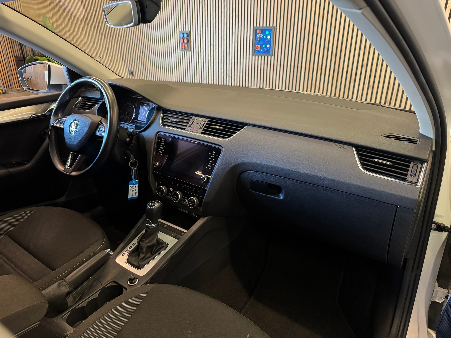 SKODA Octavia Combi 2.0 TDI 184 PS Ambition 4x4 DSG-image-12