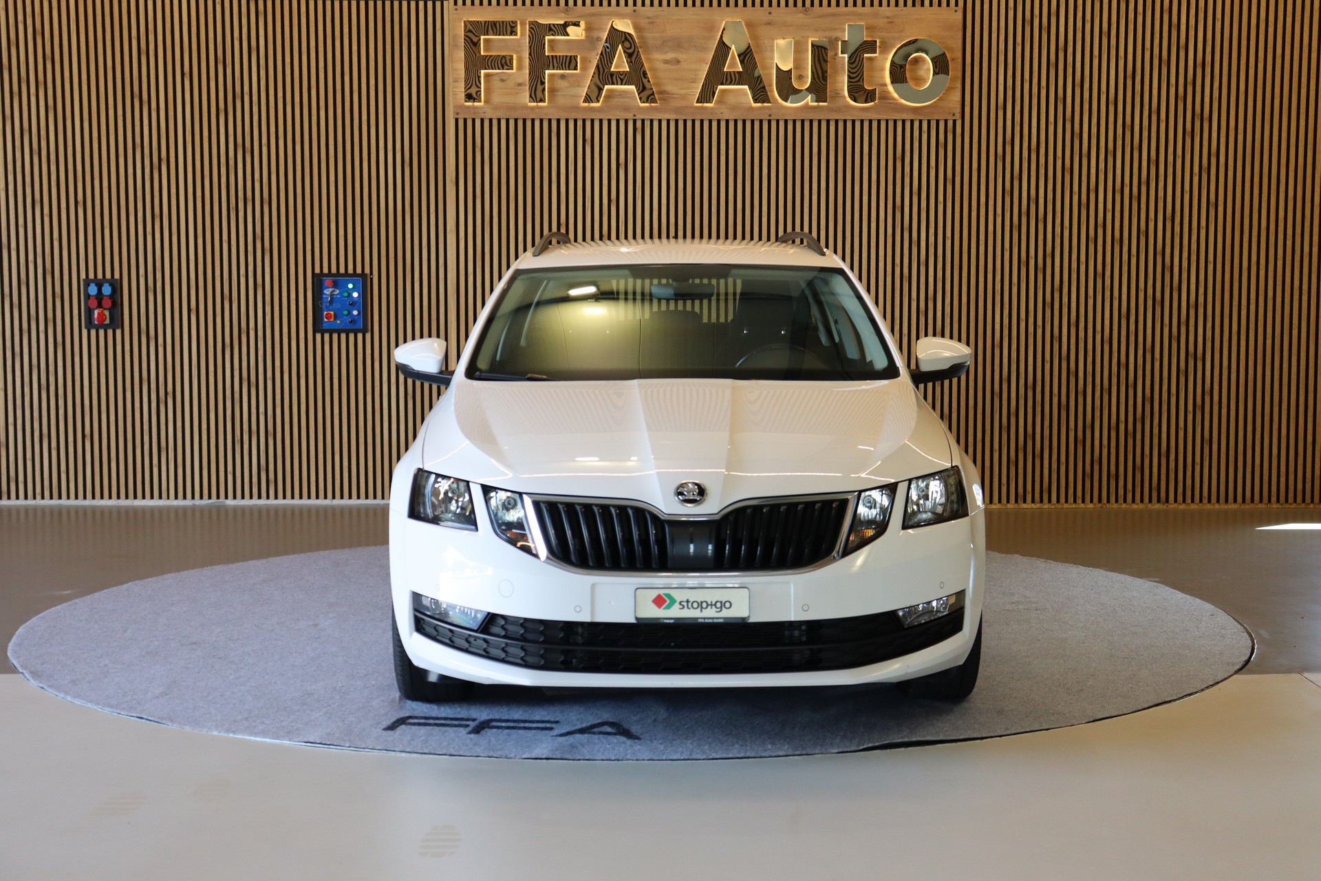 SKODA Octavia Combi 2.0 TDI 184 PS Ambition 4x4 DSG-image-2