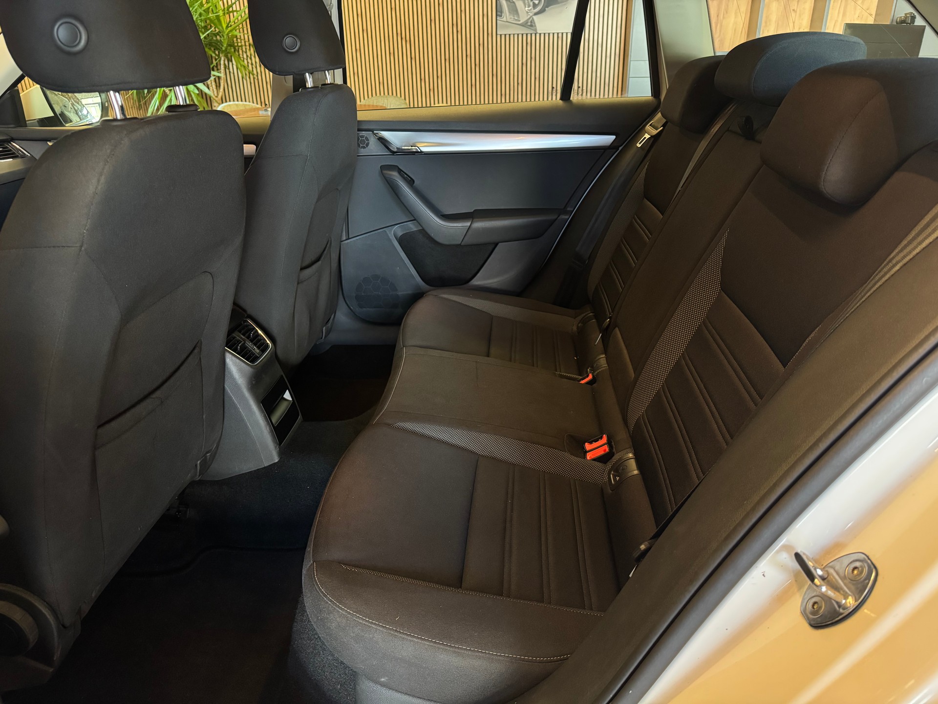 SKODA Octavia Combi 2.0 TDI 184 PS Ambition 4x4 DSG-image-20