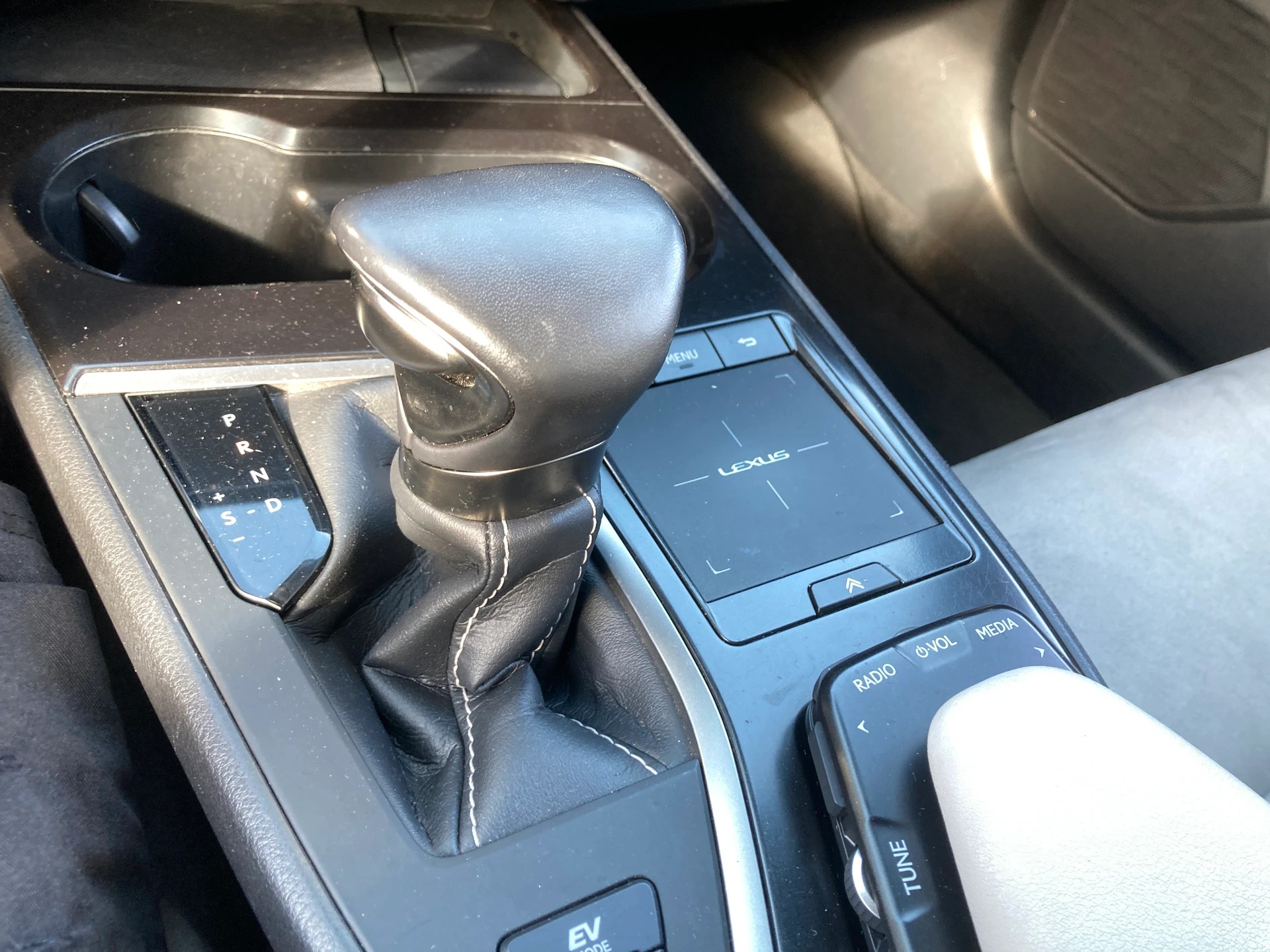 LEXUS UX 250h Impression AWD Automatic-image-14