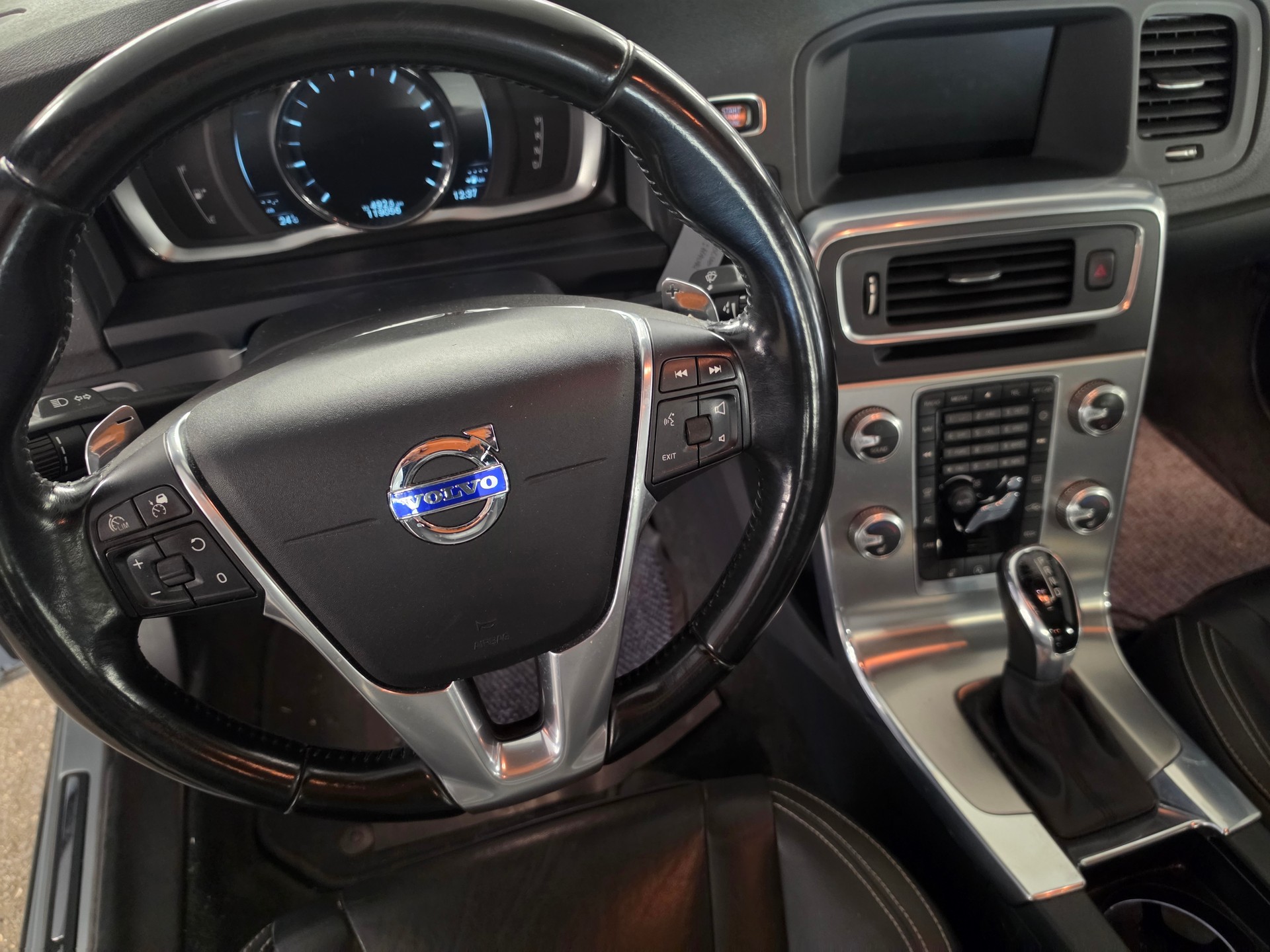 VOLVO S60 T6 Momentum Geartronic-image-8