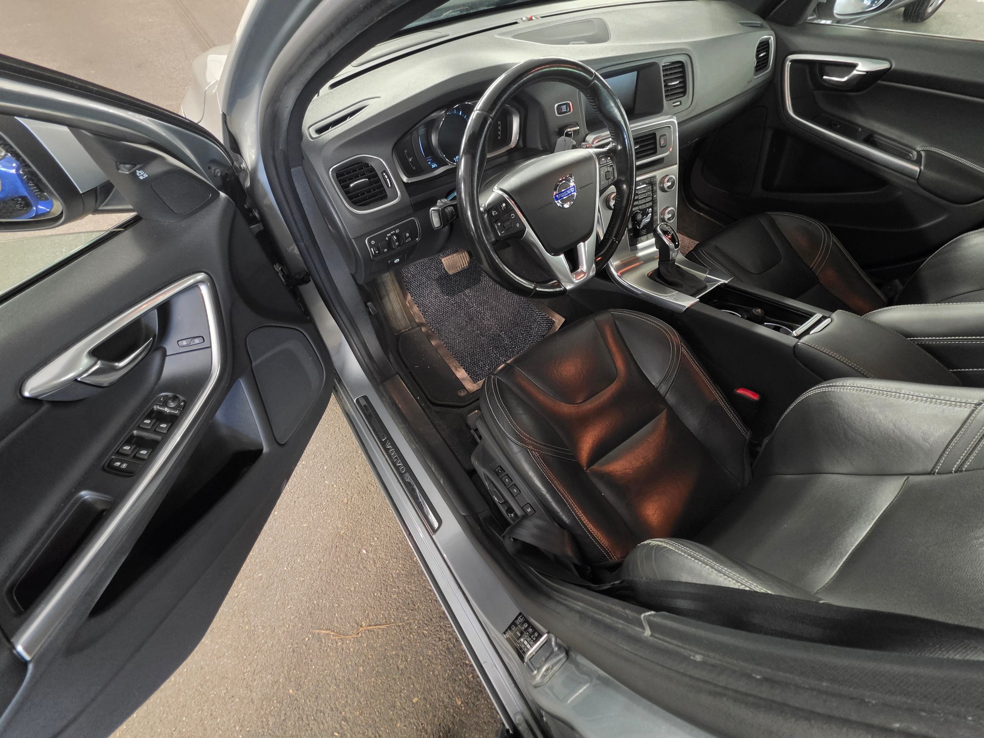 VOLVO S60 T6 Momentum Geartronic-image-14