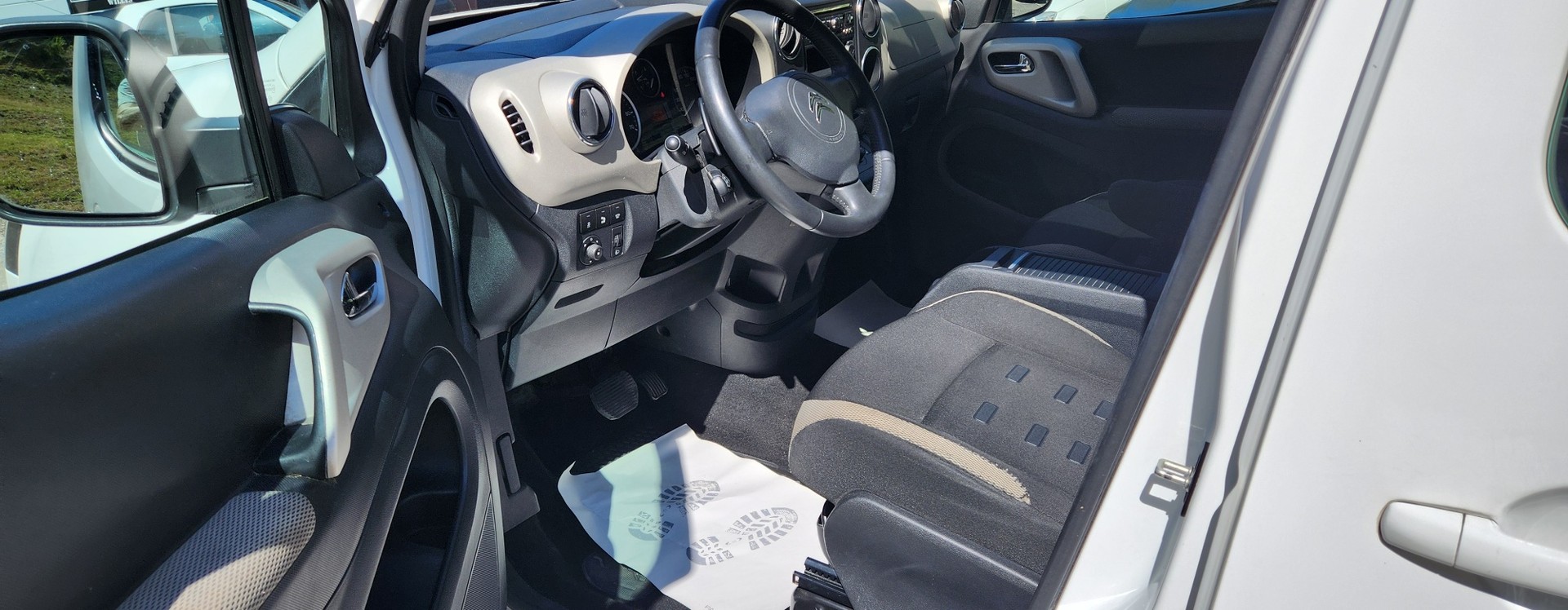 CITROEN Berlingo 1.6 e-HDi Exclusive EGS6-image-15