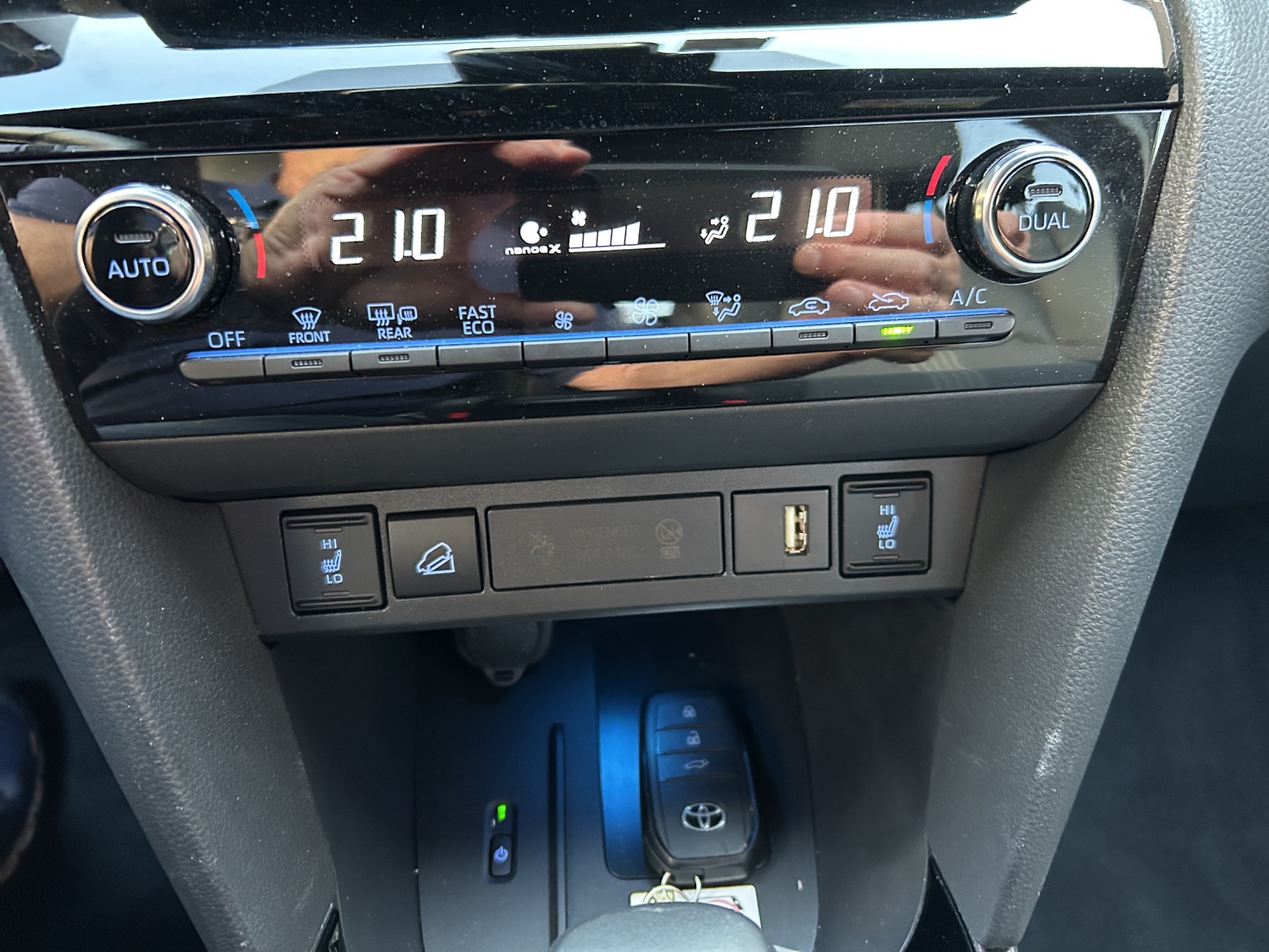 TOYOTA Yaris Cross 1.5 Adventure e-CVT AWDi- 4x4 - NAVI - Head-up Display - LED-image-11