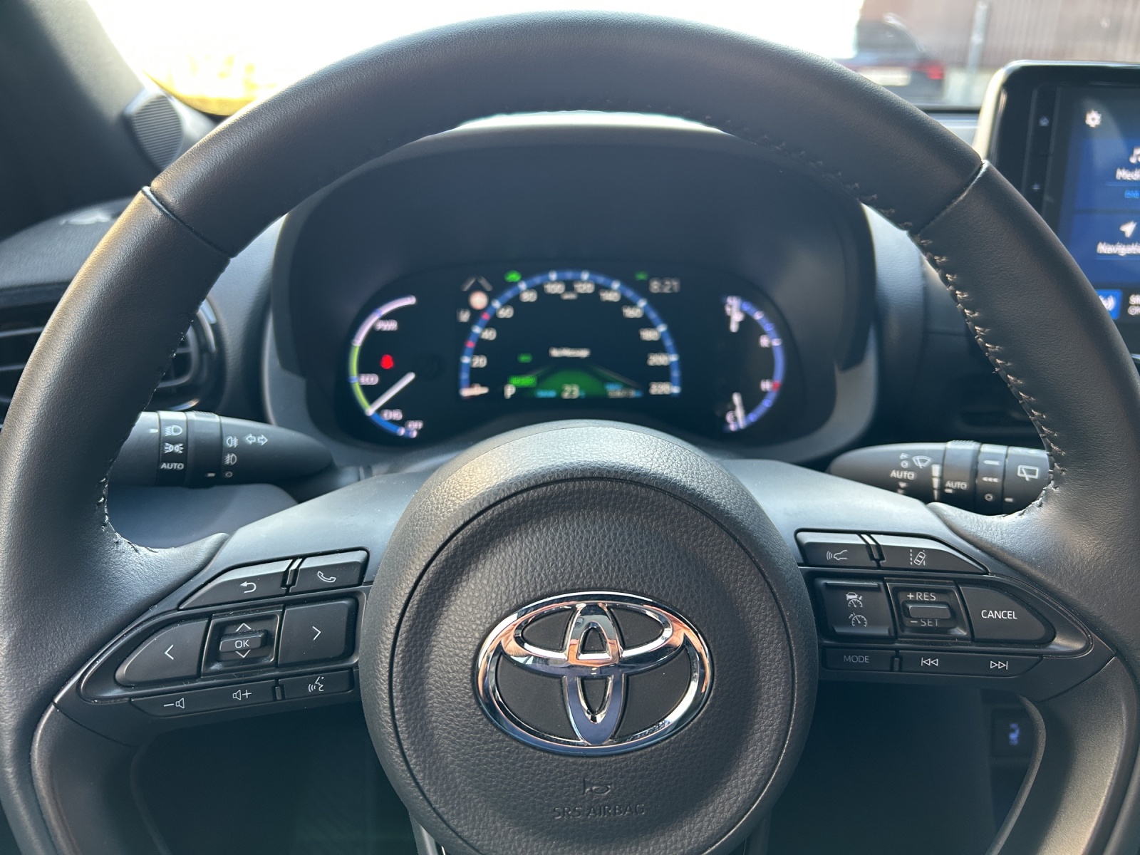 TOYOTA Yaris Cross 1.5 Adventure e-CVT AWDi- 4x4 - NAVI - Head-up Display - LED-image-9