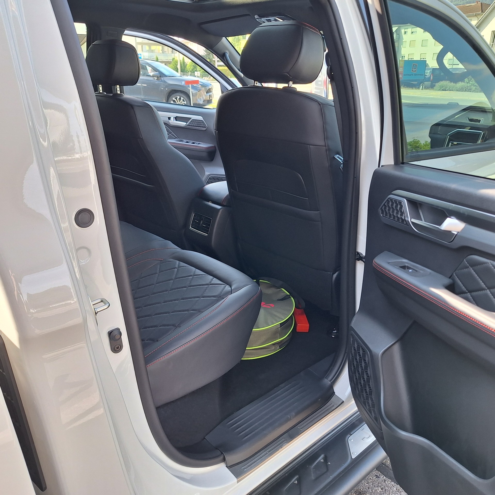 JAC T9EV 88kWh Luxury 4x4-image-10