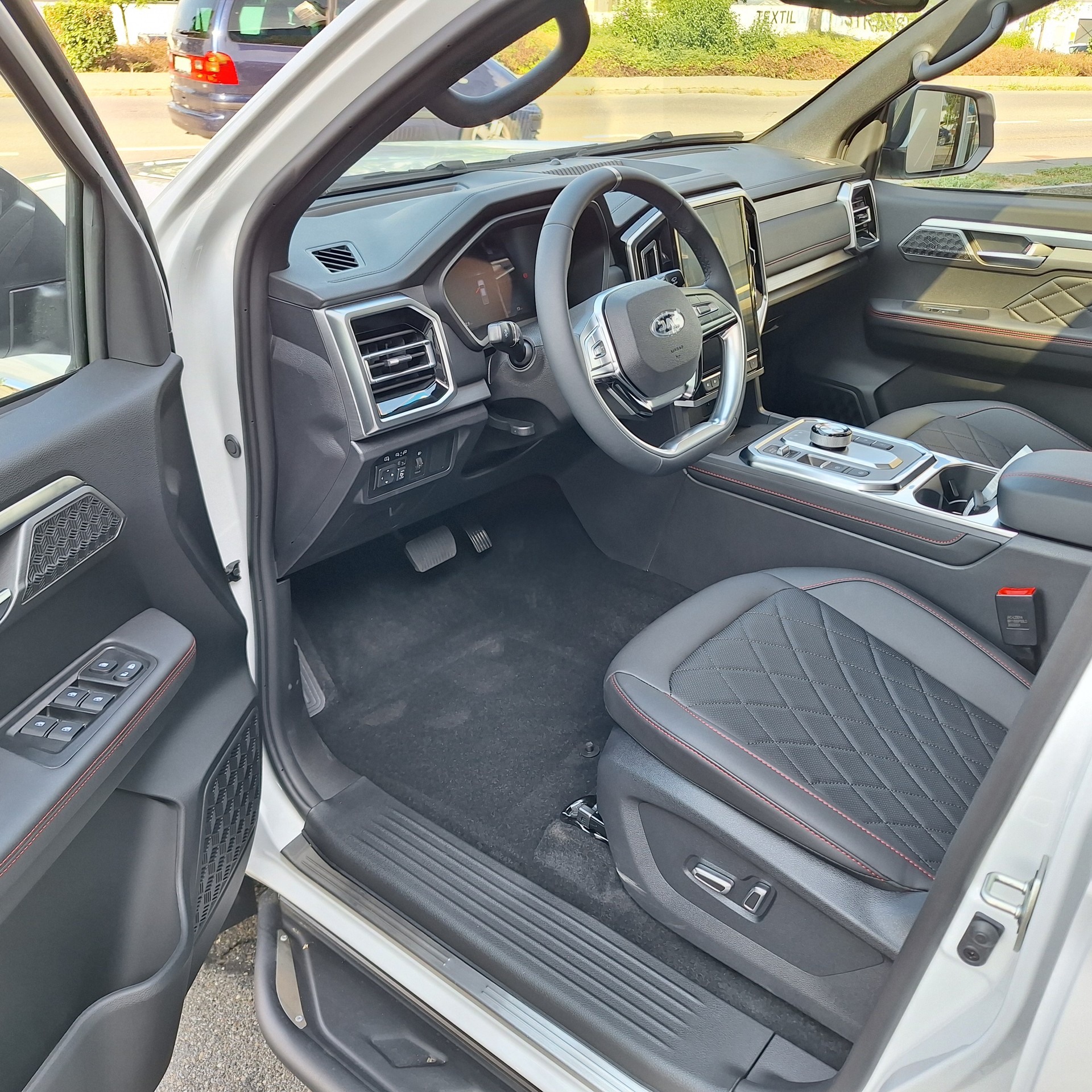 JAC T9EV 88kWh Luxury 4x4-image-7