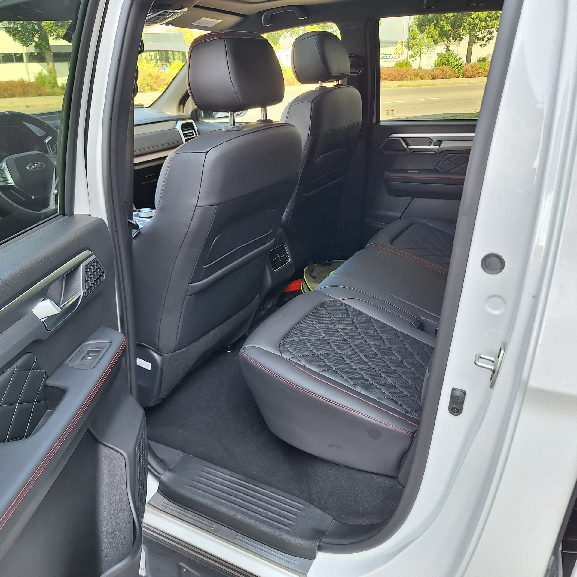JAC T9EV 88kWh Luxury 4x4-image-8