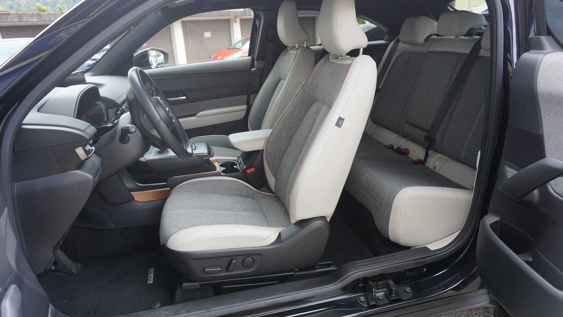 MAZDA MX-30 e-Skyactiv Revolution-image-17