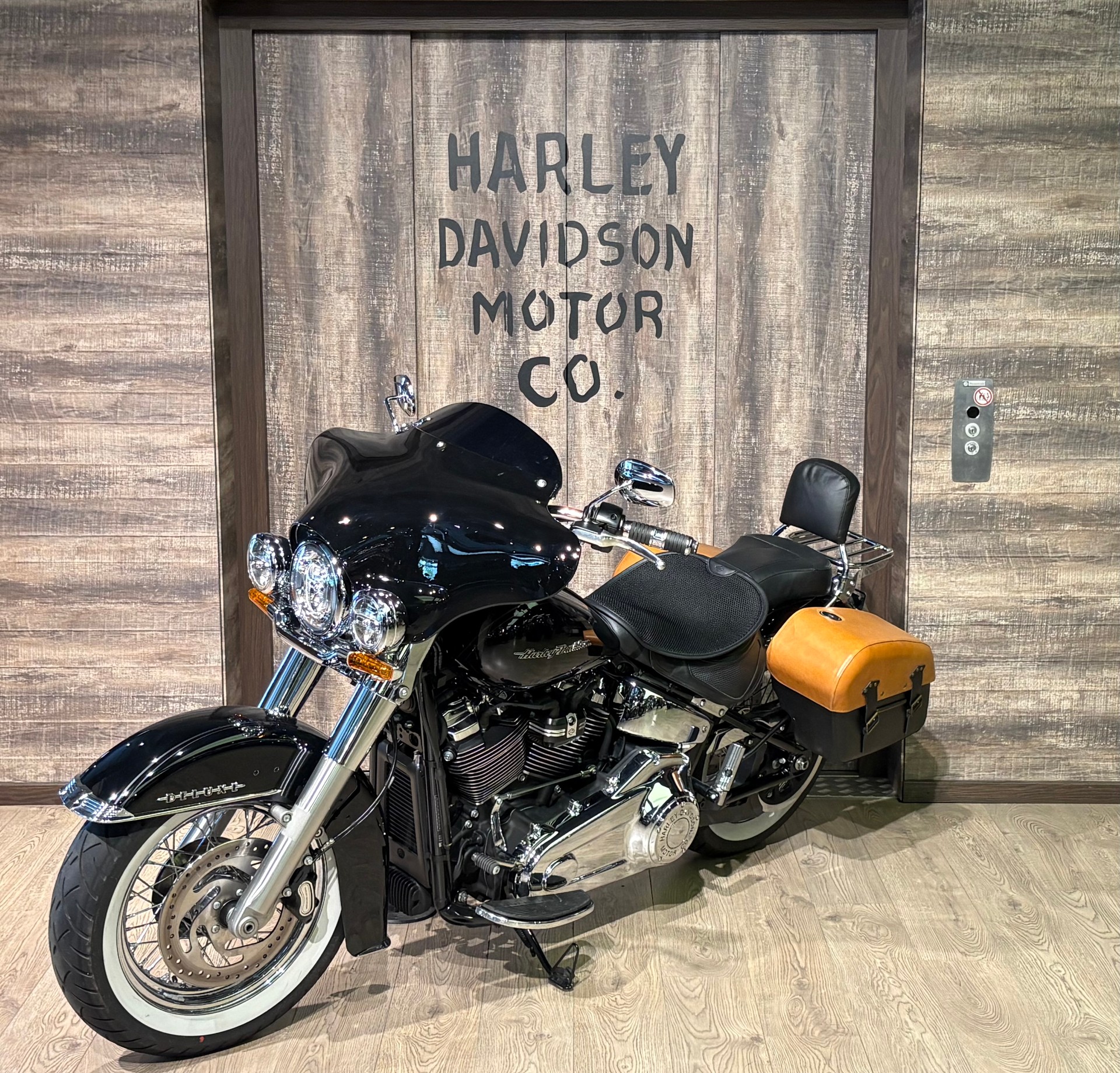 HARLEY-DAVIDSON FLDE Deluxe 107 ABS-showroom-element-2