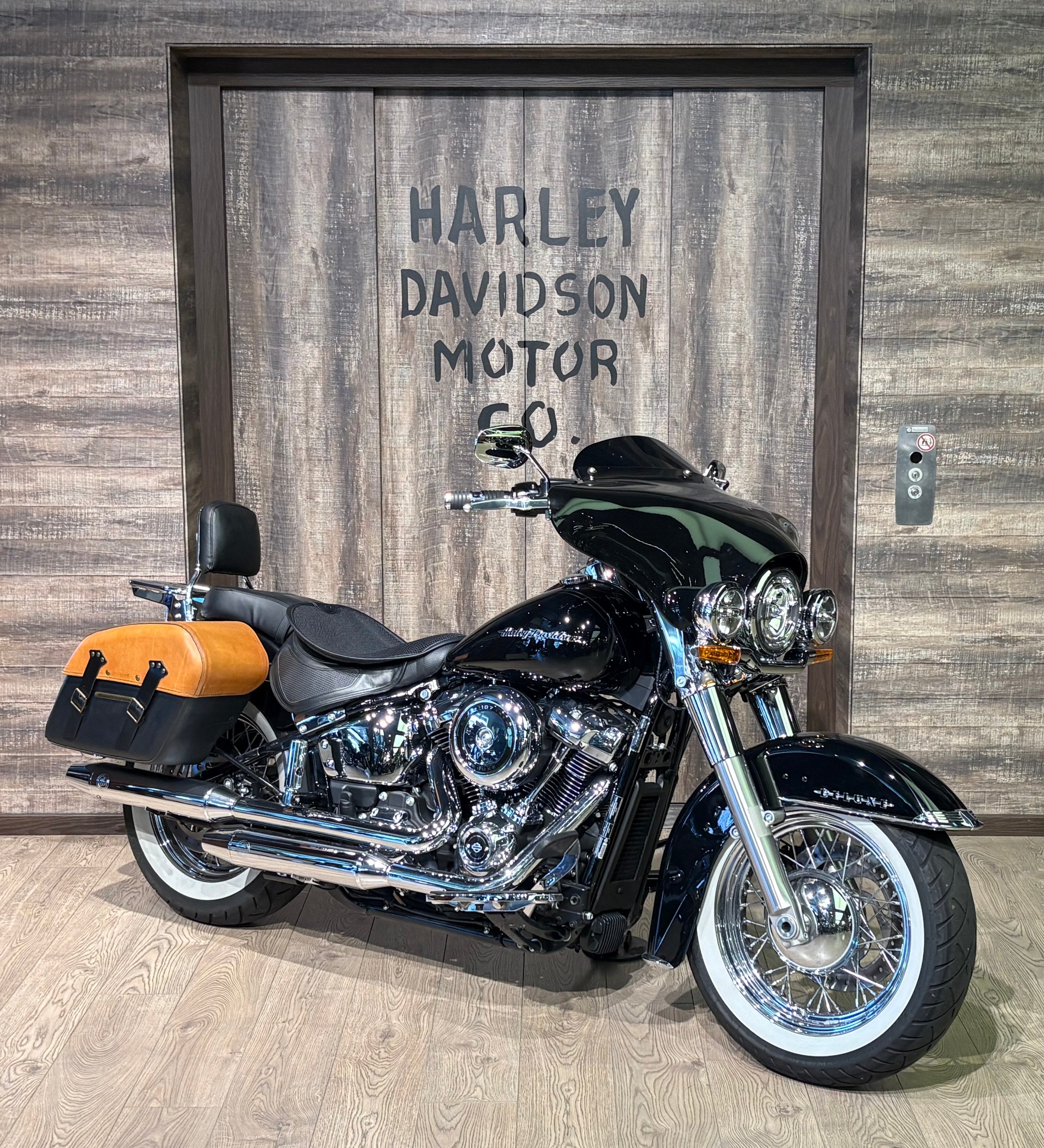 HARLEY-DAVIDSON FLDE Deluxe 107 ABS-showroom-element-1