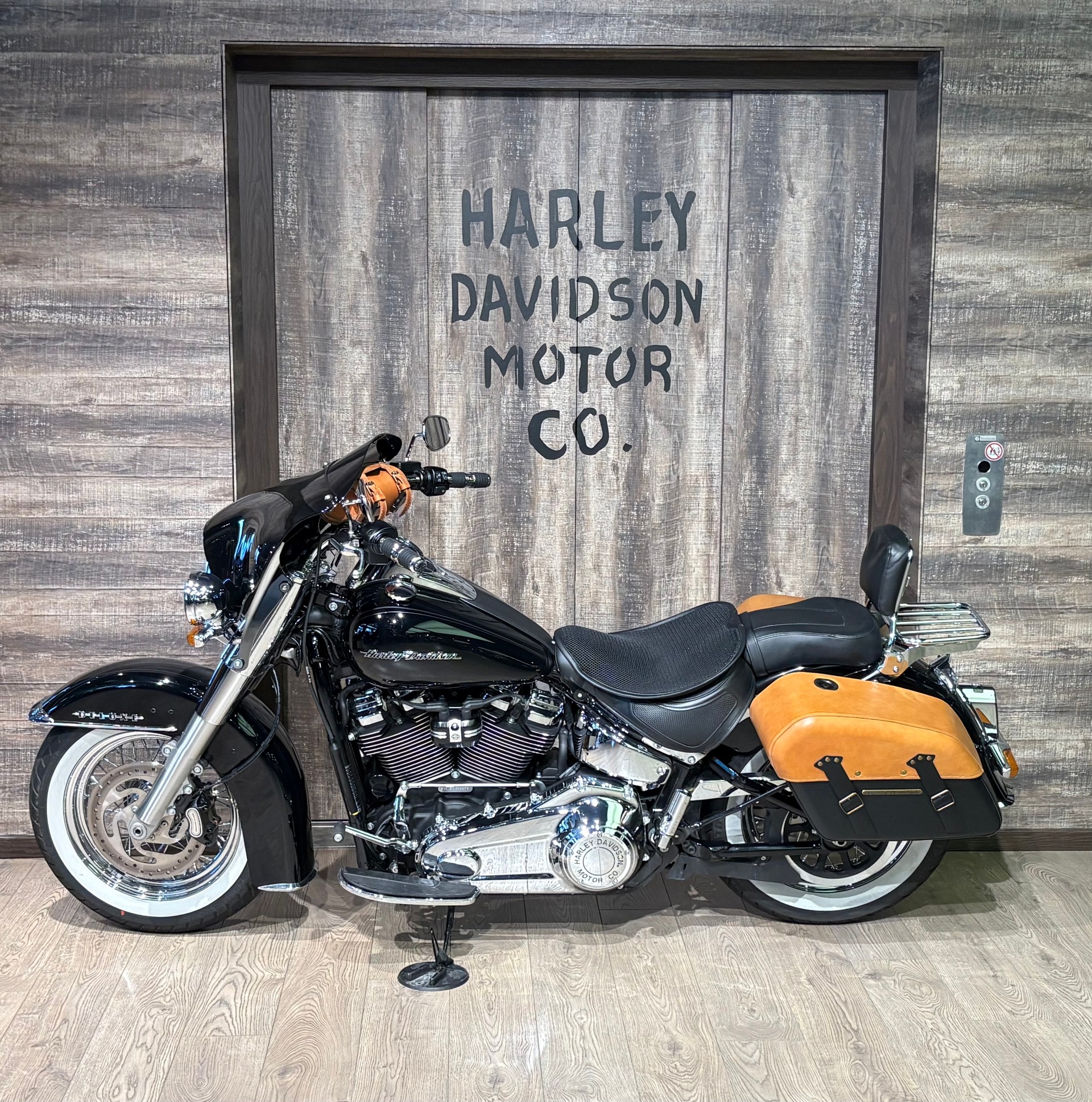 HARLEY-DAVIDSON FLDE Deluxe 107 ABS-showroom-element-3