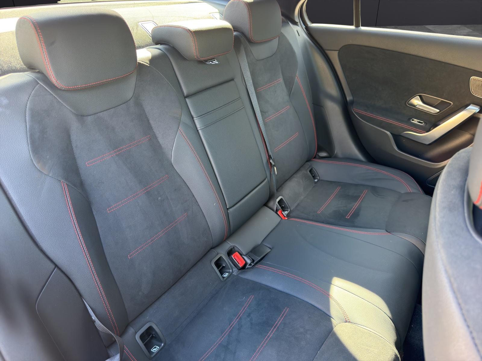 MERCEDES-BENZ A 35 AMG 4matic Limousine-image-13