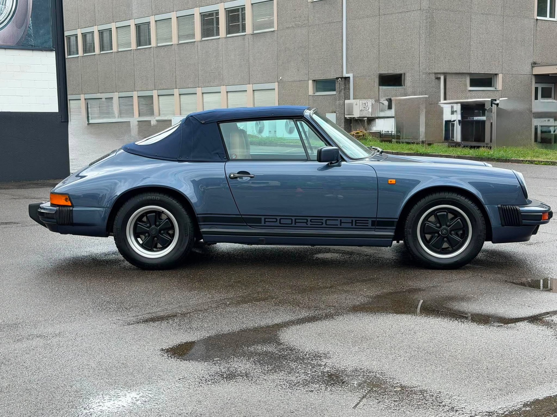 PORSCHE 911 Carrera Cabrio-image-3