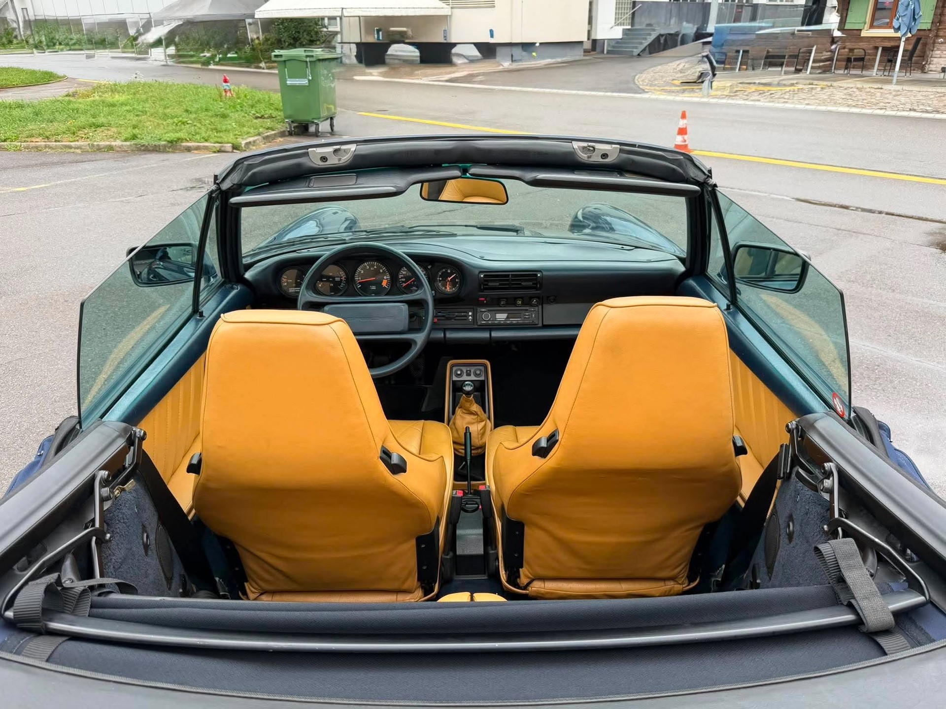 PORSCHE 911 Carrera Cabrio-image-12