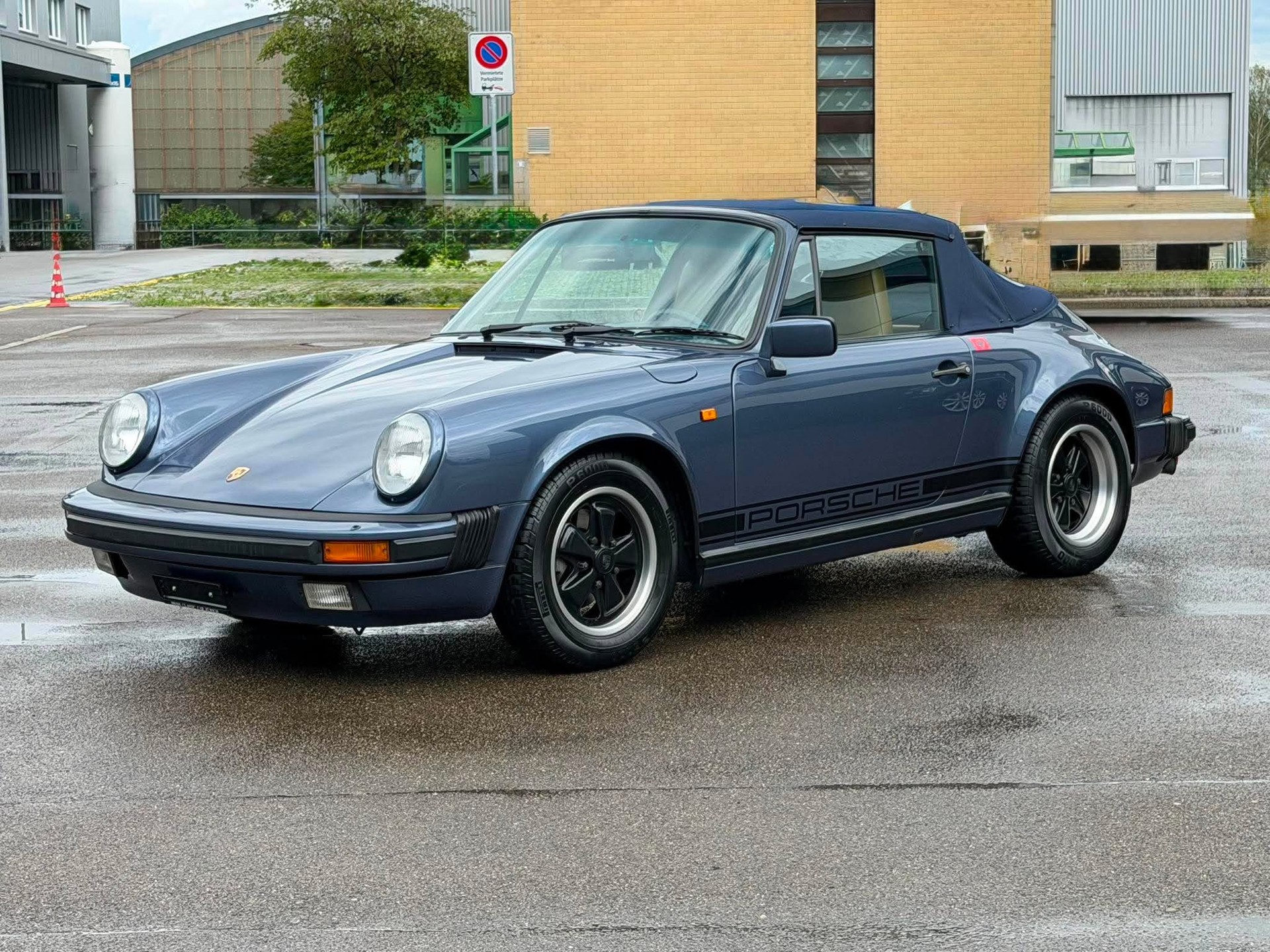 PORSCHE 911 Carrera Cabrio-image-2