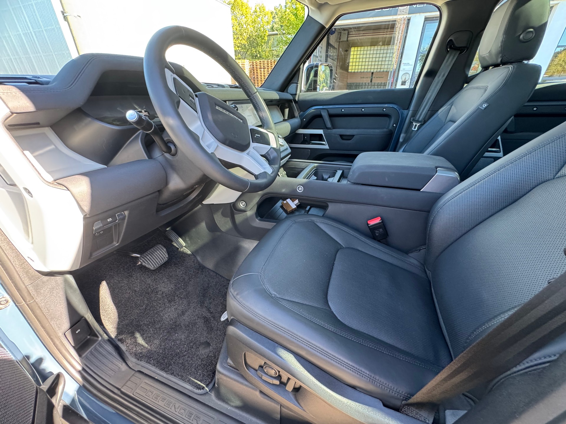 LAND ROVER Defender 110 P400 I6 SE 3.0 AT8-image-11