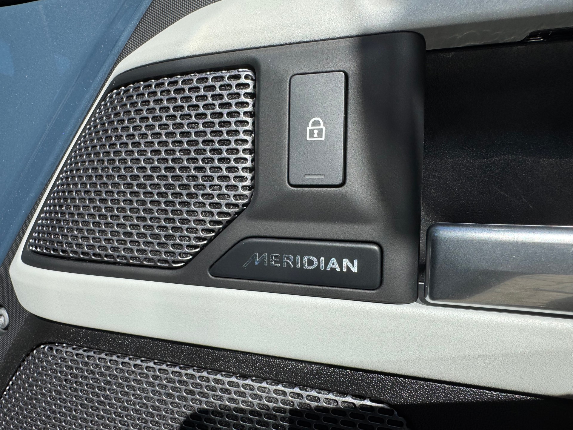 LAND ROVER Defender 110 P400 I6 SE 3.0 AT8-image-9