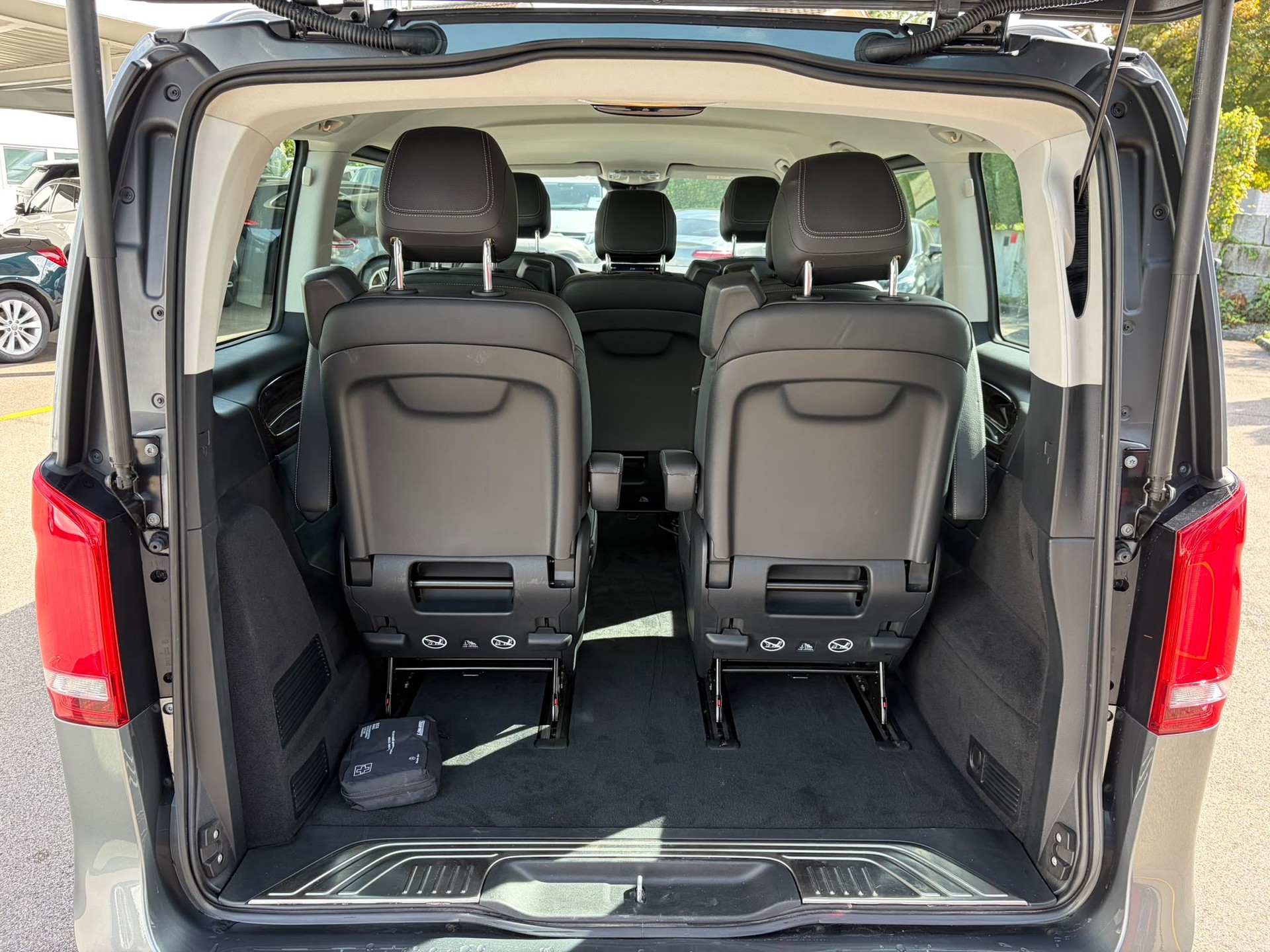 MERCEDES-BENZ V 300 d kompakt Avantgarde 9G-Tronic-image-8