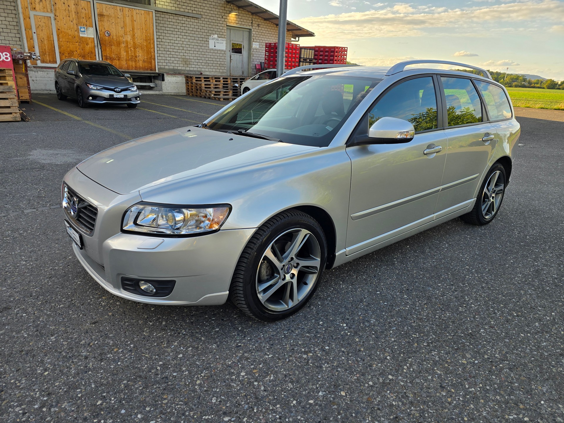 VOLVO V50 D2 Kinetic-image-2