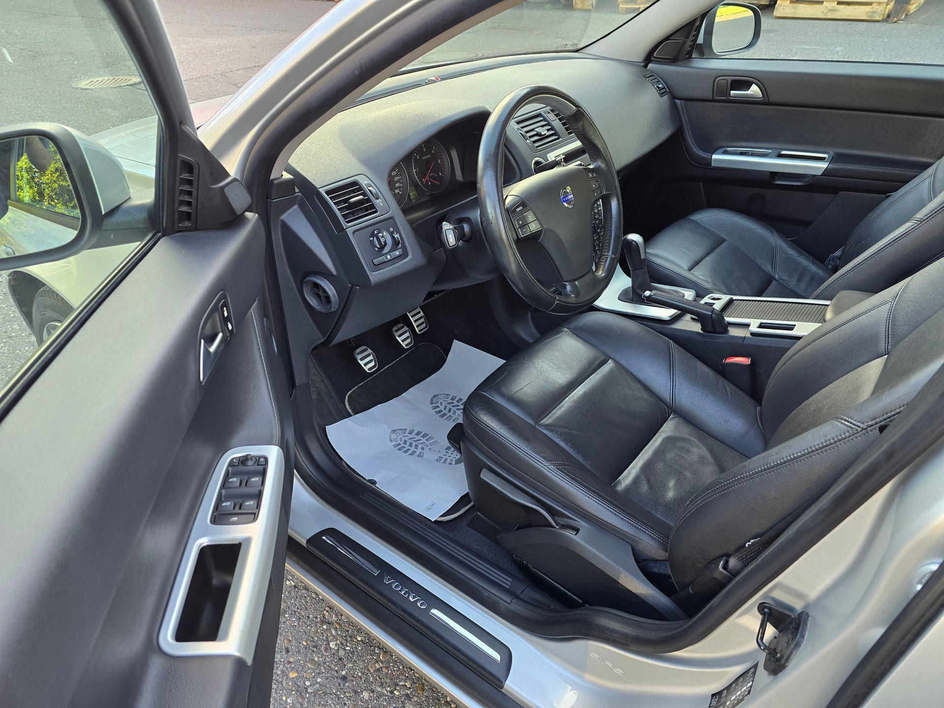 VOLVO V50 D2 Kinetic-image-12