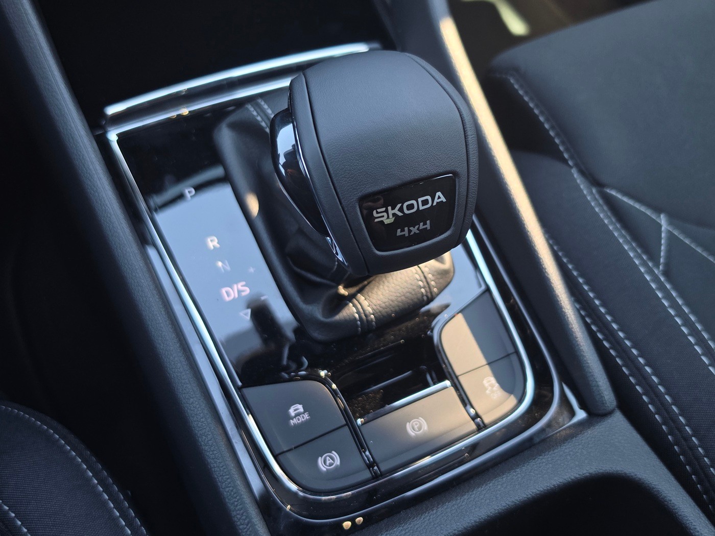 SKODA Karoq 2.0 TSI SportLine 4x4 DSG-image-13
