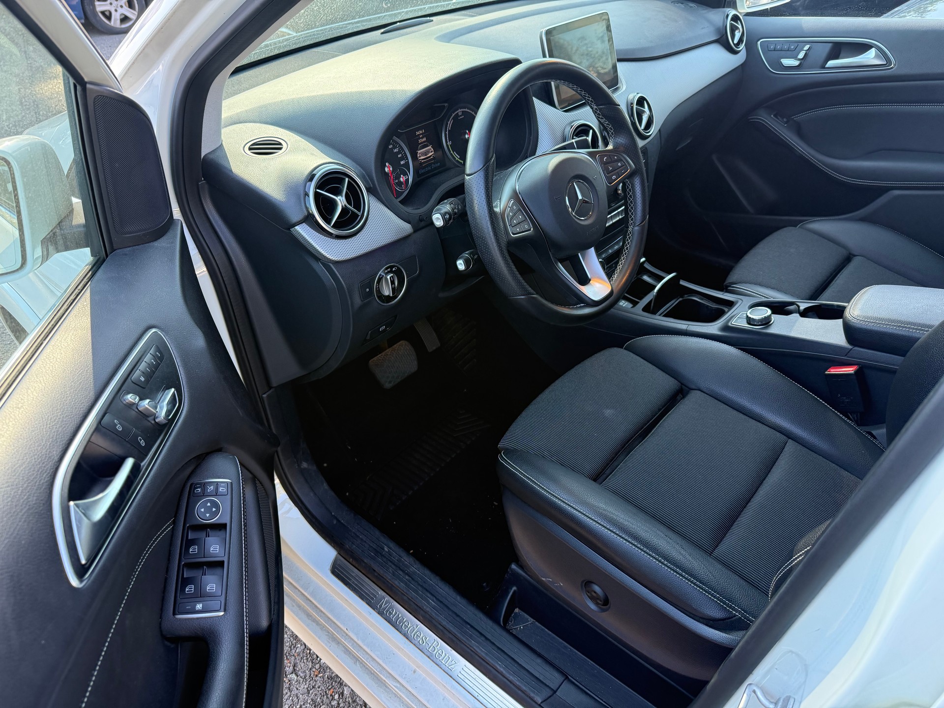 MERCEDES-BENZ B Electric Drive-image-11