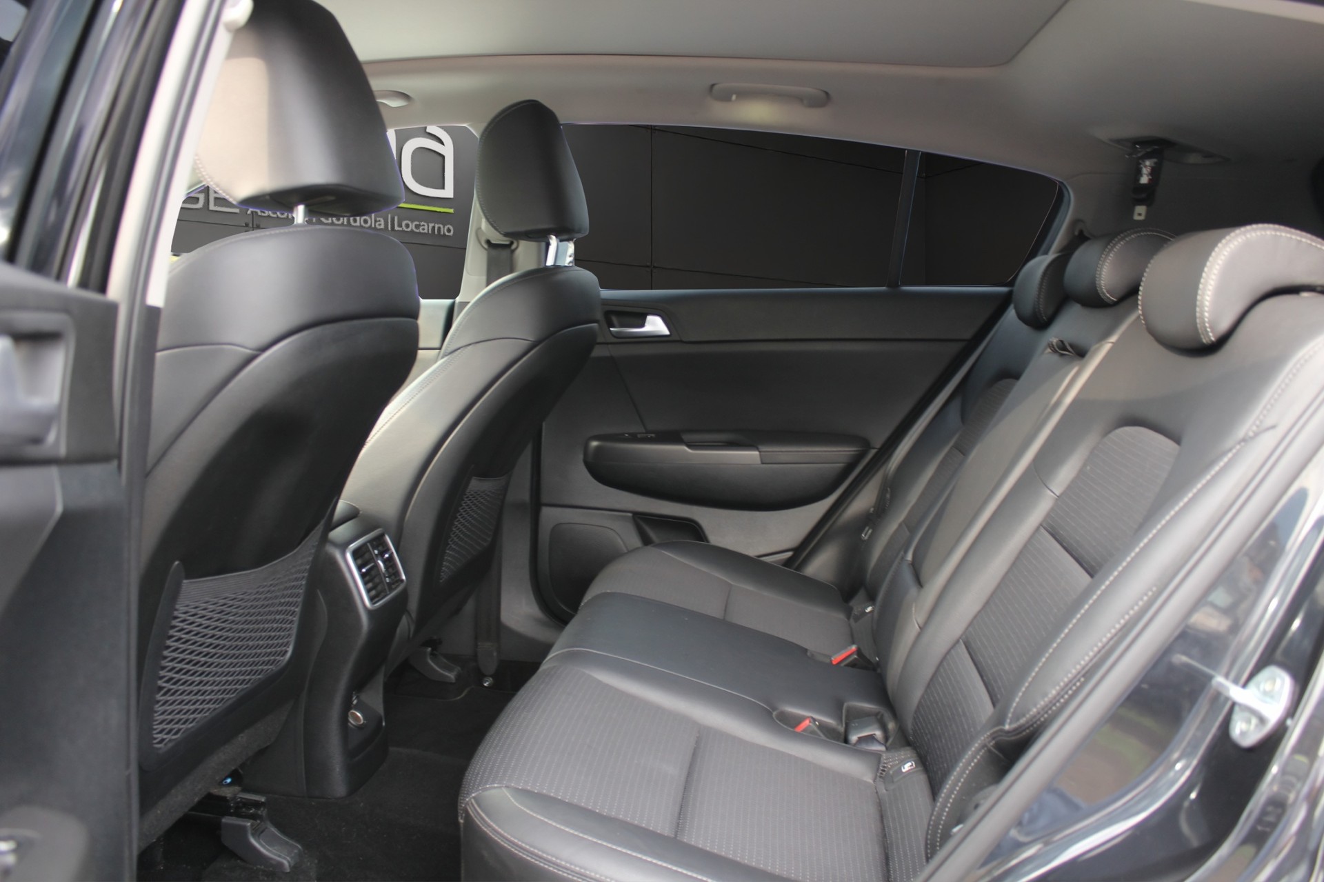 KIA Sportage 1.6 CRDi MHEV Black Edition-image-11