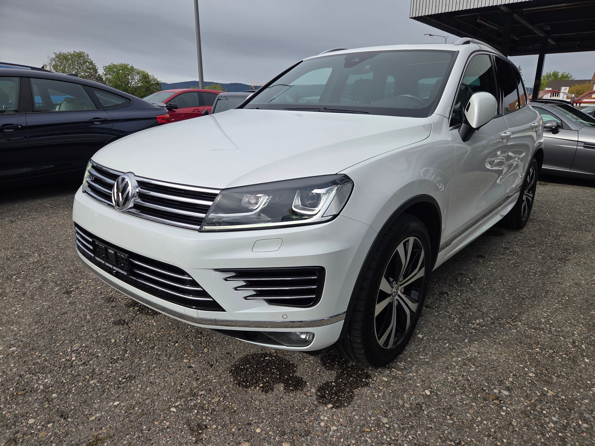 VW Touareg 3.0 TDI BMT R-Line Peak Tiptronic-image-3
