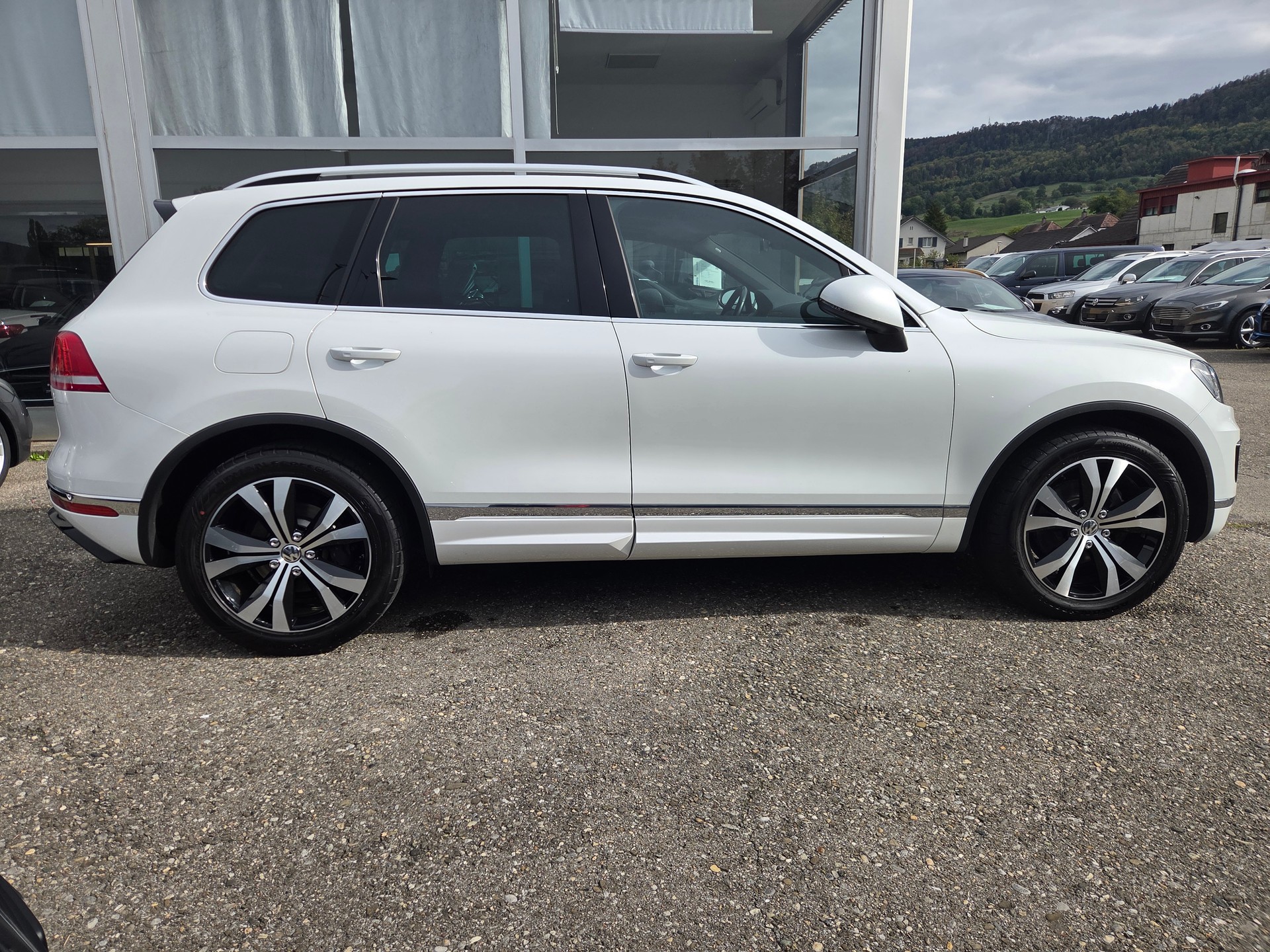 VW Touareg 3.0 TDI BMT R-Line Peak Tiptronic-image-9