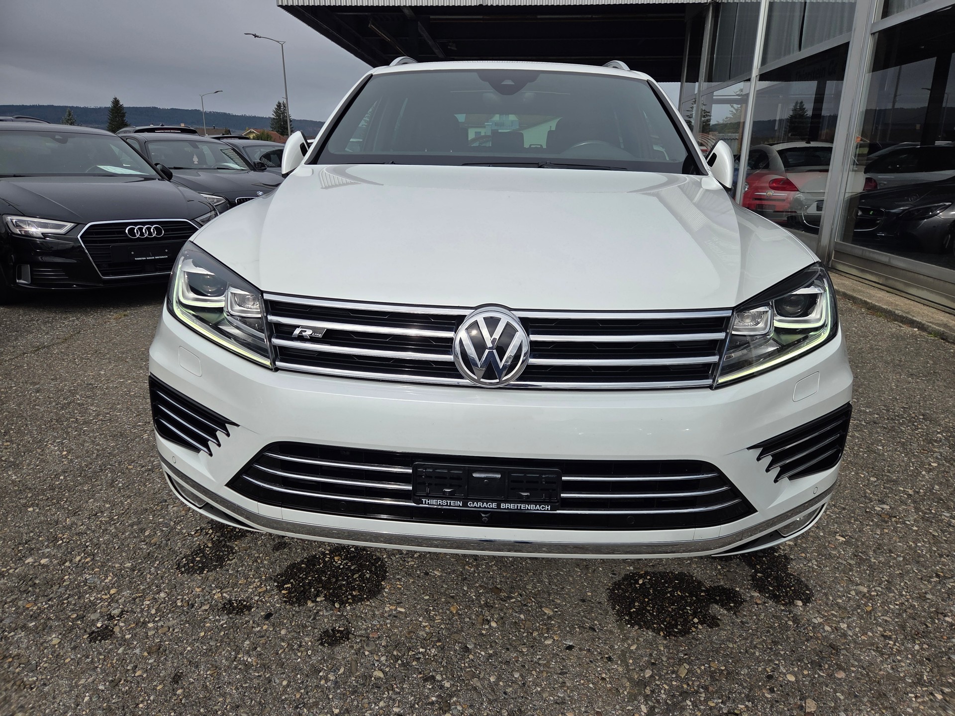 VW Touareg 3.0 TDI BMT R-Line Peak Tiptronic-image-2