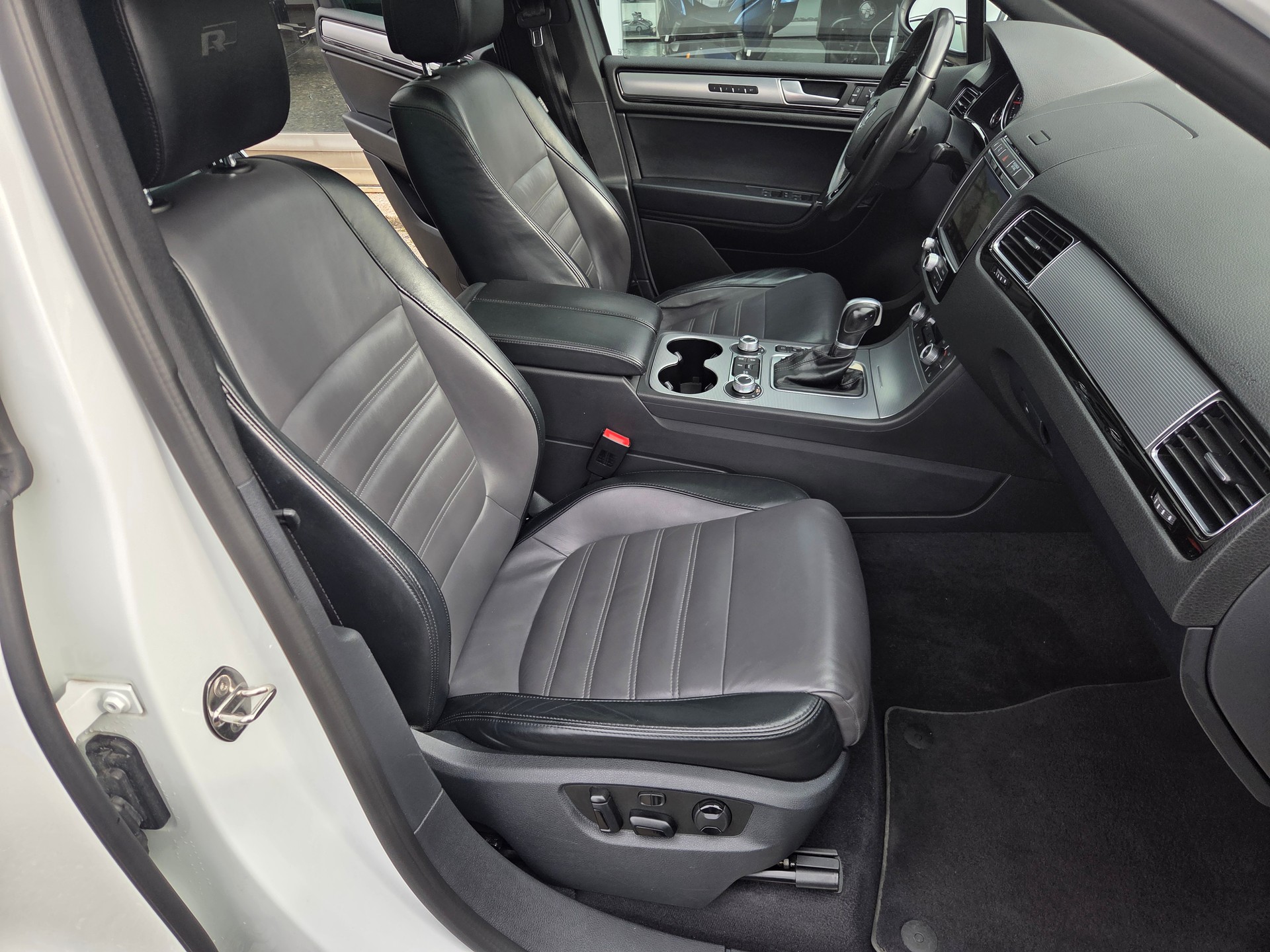 VW Touareg 3.0 TDI BMT R-Line Peak Tiptronic-image-13