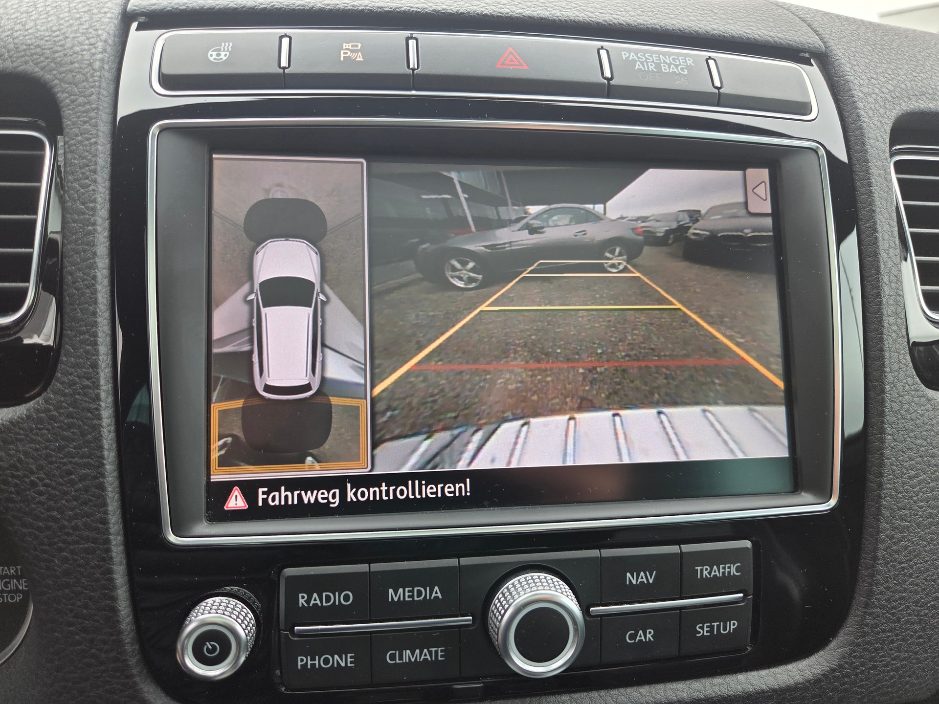VW Touareg 3.0 TDI BMT R-Line Peak Tiptronic-image-29