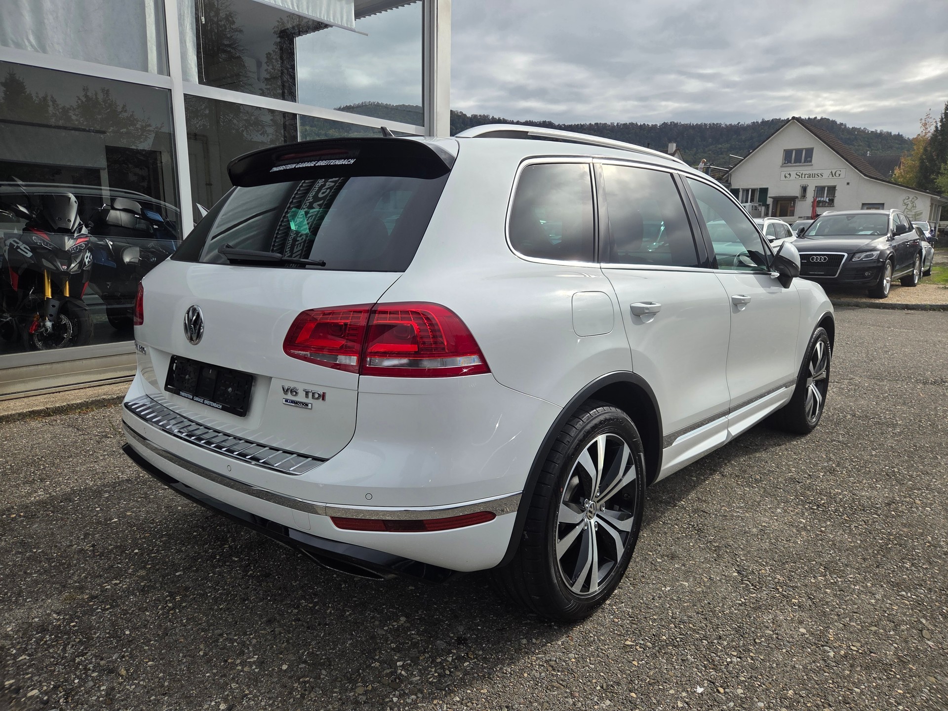 VW Touareg 3.0 TDI BMT R-Line Peak Tiptronic-image-8