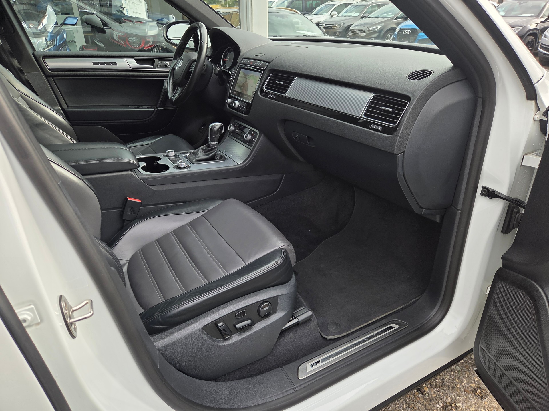 VW Touareg 3.0 TDI BMT R-Line Peak Tiptronic-image-12