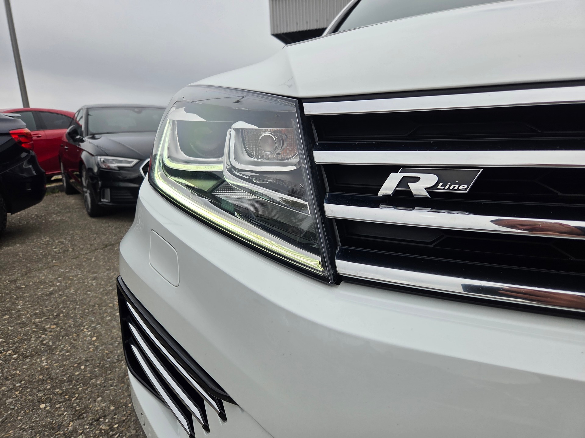 VW Touareg 3.0 TDI BMT R-Line Peak Tiptronic-image-30