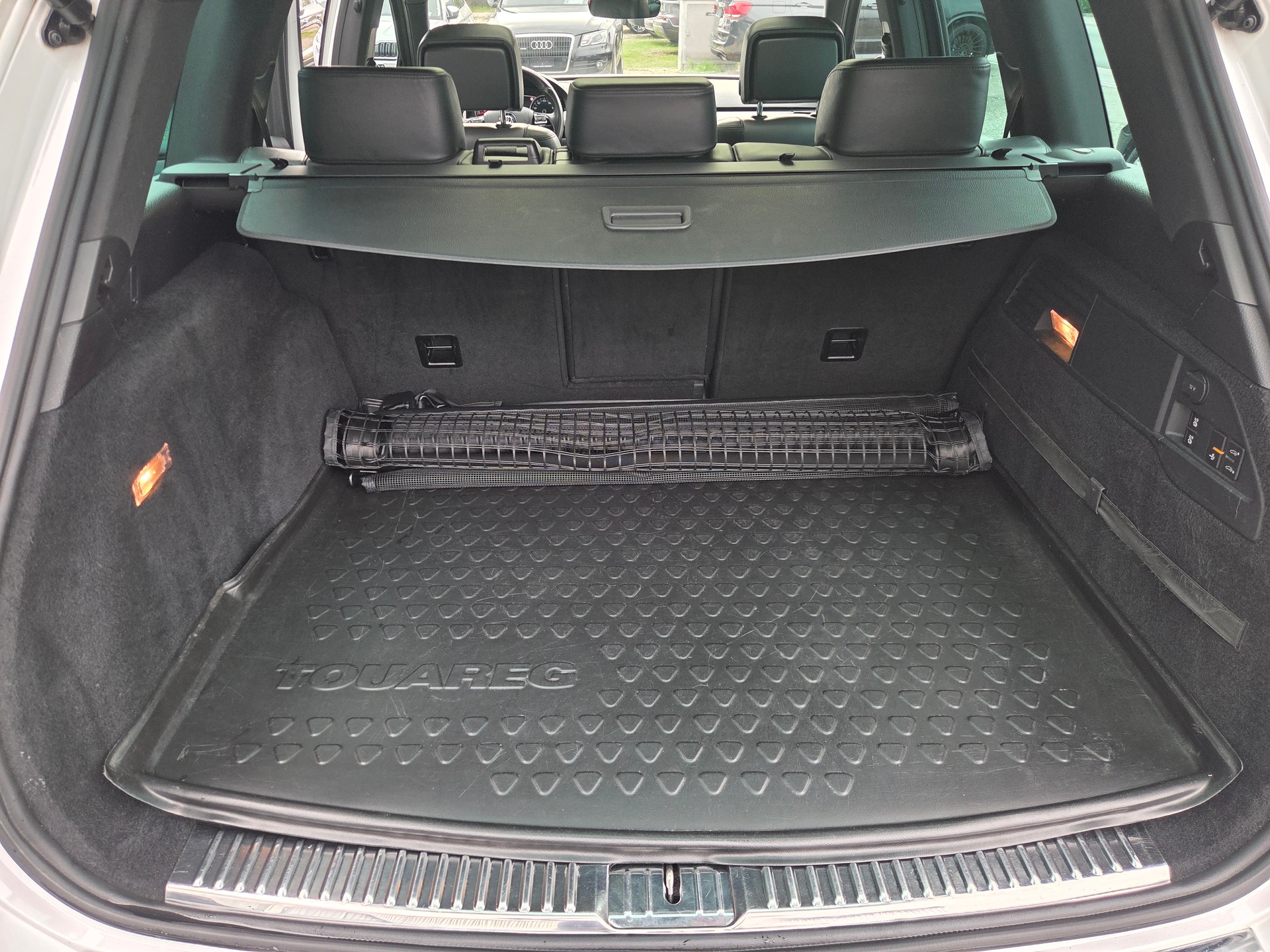 VW Touareg 3.0 TDI BMT R-Line Peak Tiptronic-image-17