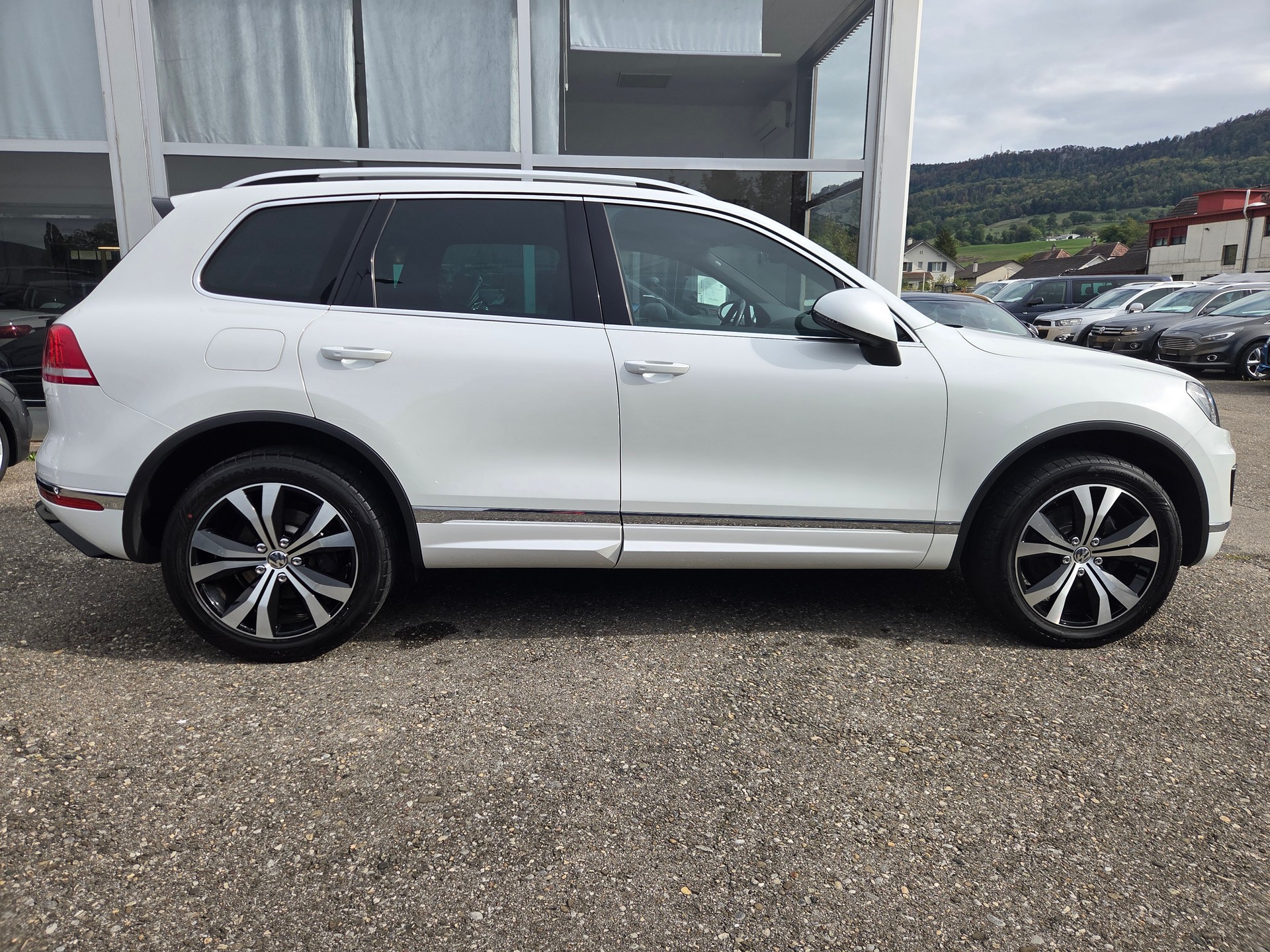 VW Touareg 3.0 TDI BMT R-Line Peak Tiptronic-image-10